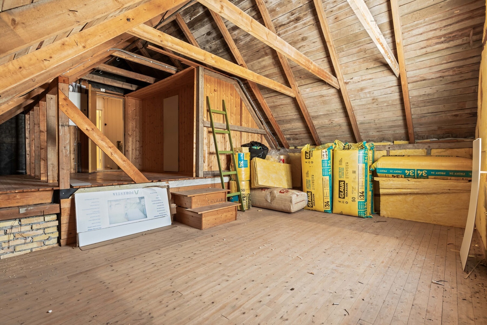 Et stort uinnredet loftsrom over garasjen gir betydelig fremtidig potensial. Rommet har heltre gulvbord, åpen himling med originale bjelker og stort vindu, men er ikke godkjent for varig opphold. Galleribilde