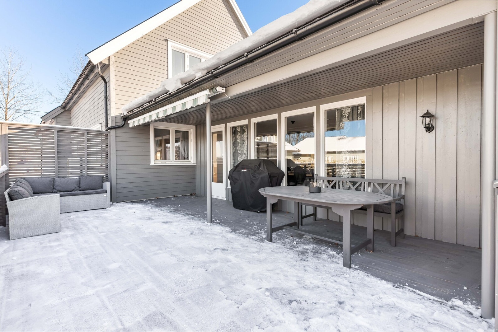 Fra stuen er det utgang til en sydvestvendt terrasse på ca. 33 kvm (oppgradert 2022) med gode solforhold store deler av dagen. Galleribilde