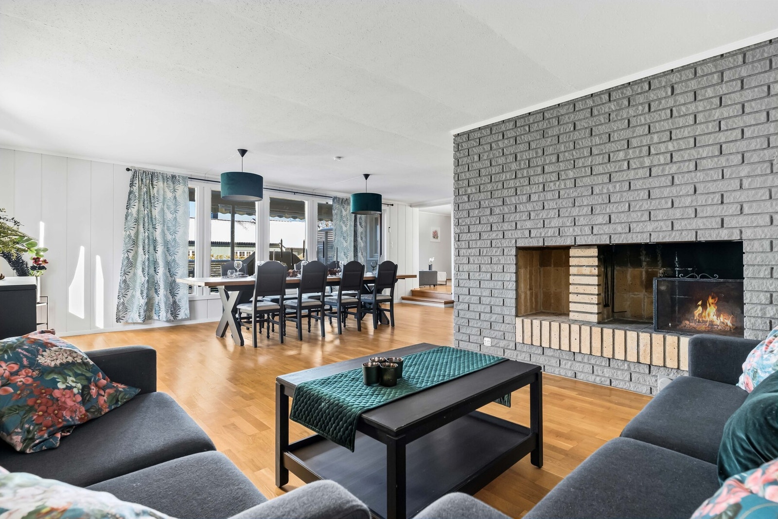 Her er det god plass til sofaløsning og stor spisestue. Galleribilde