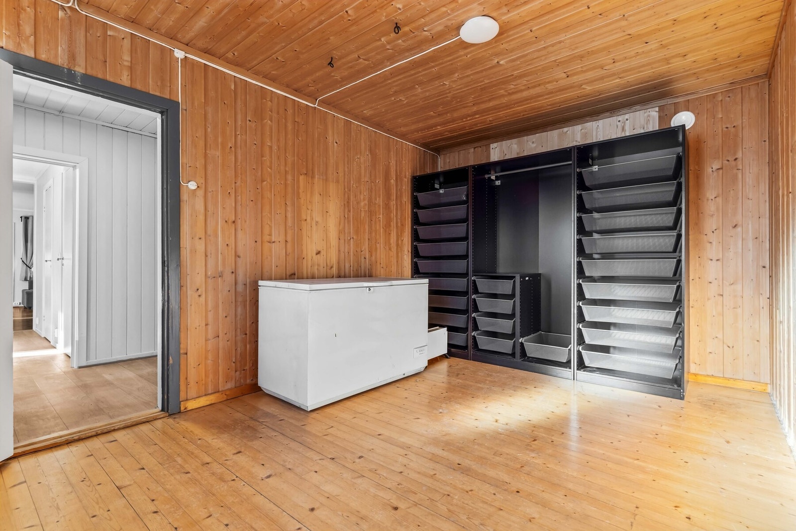 Soverom 4 ligger i 1. etasje med panelte veggflater, heltre gulvbord, vinduer med godt lysinnslipp og åpen garderobeløsning. Galleribilde