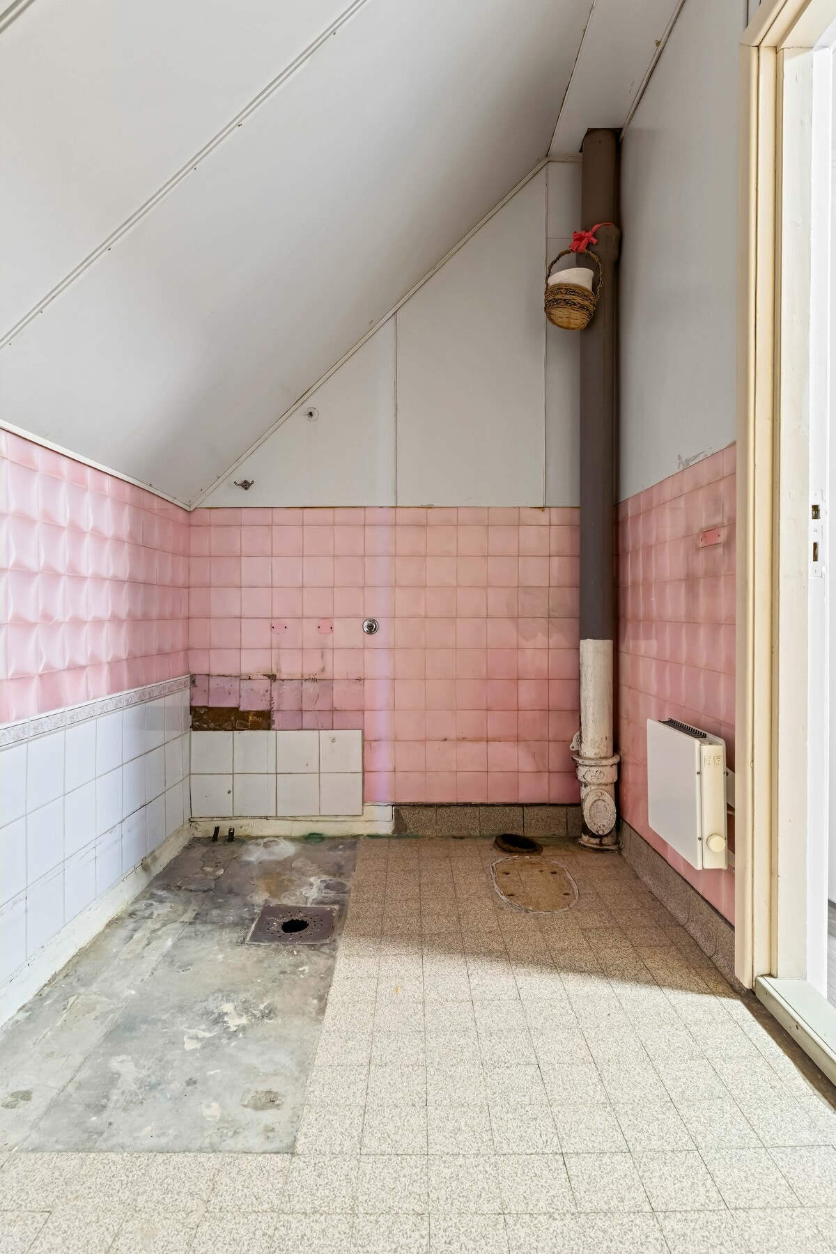 Rom avsatt til bad i 2. etasje, strippet ned og klart for renovering etter egne ønsker. Galleribilde