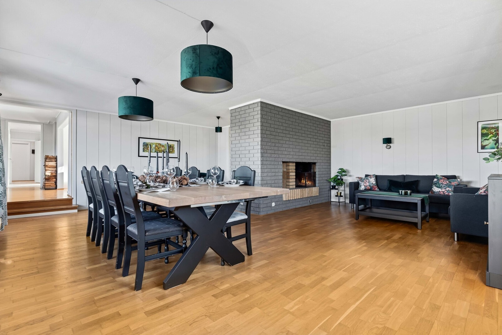 Fra TV-stuen føres man to små trappetrinn ned til den store, luftige hovedstuen. Galleribilde