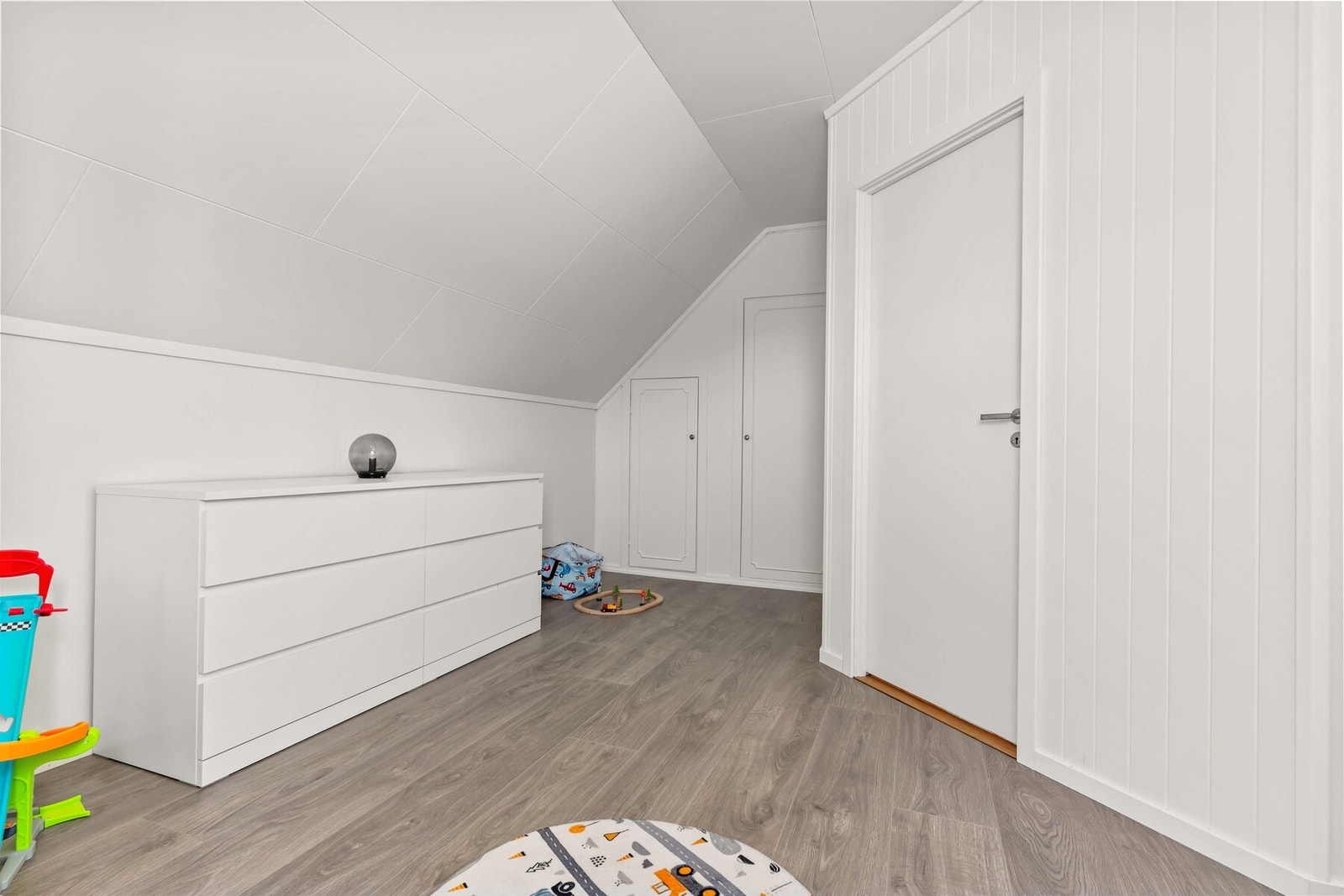 Rommet har plassbygde garderobeskap i vegg. Galleribilde