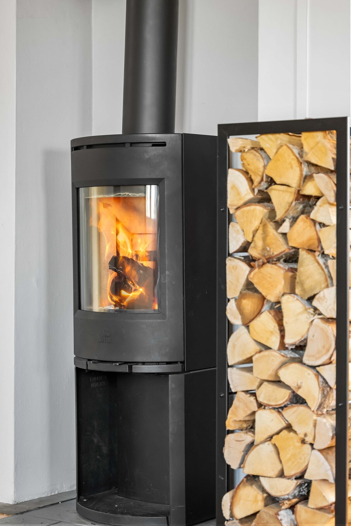 Her er det også en moderne peisovn som varmer godt på kalde dager. Galleribilde