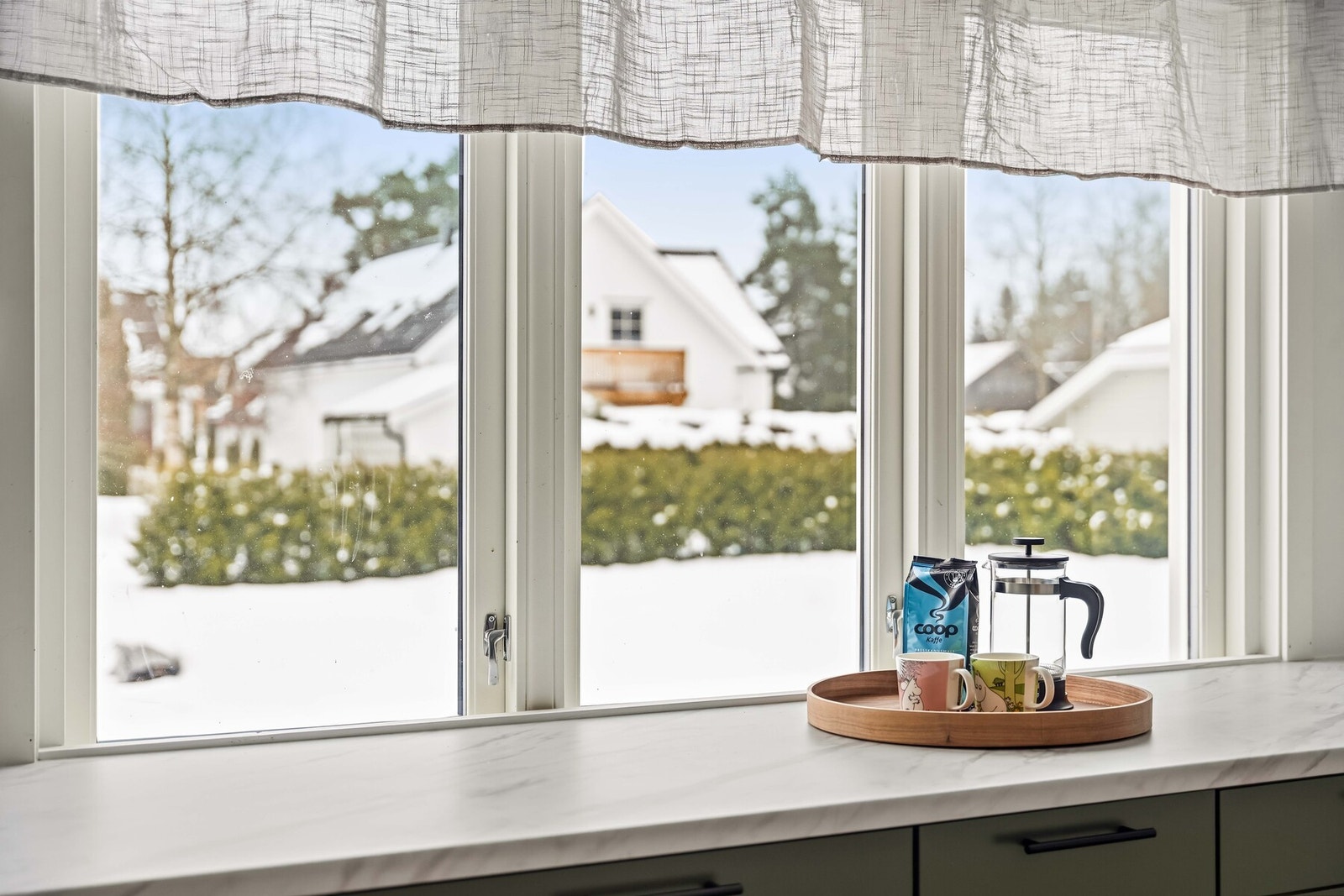 Det store vinduet slipper inn godt med lys og gir fine arbeidsforhold. Galleribilde