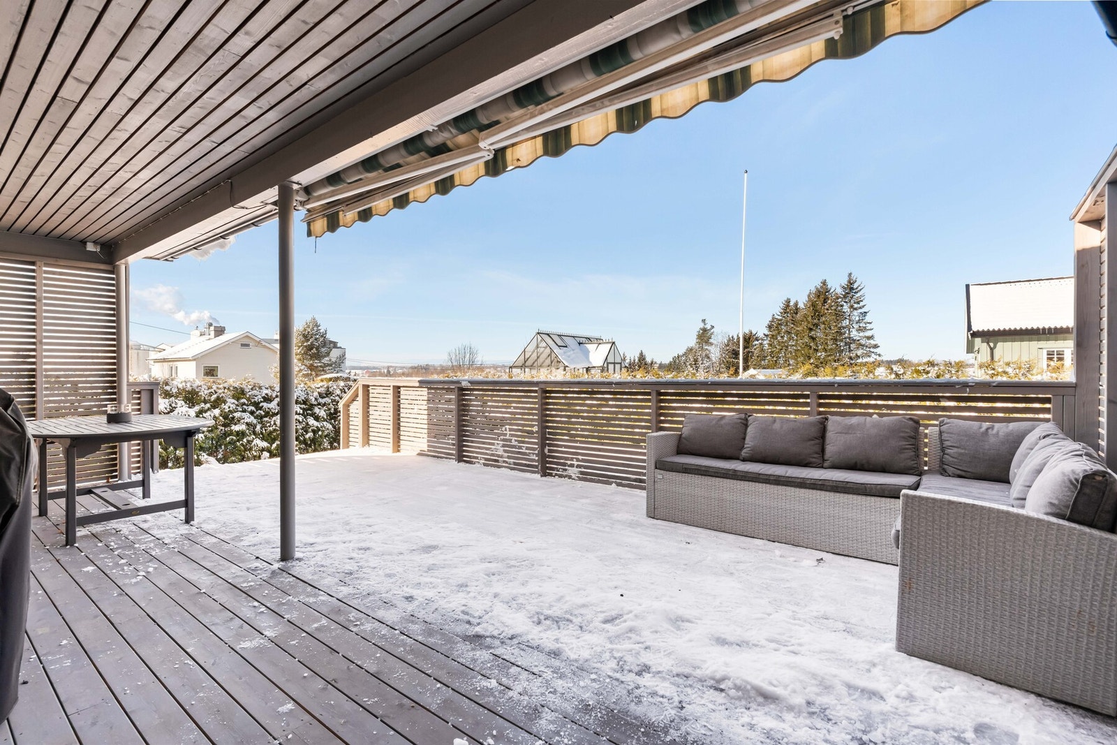 Terrassedøren fører ut til en sydvestvendt terrasse på 33 kvm (oppgradert 2022) med gode solforhold store deler av dagen. Galleribilde