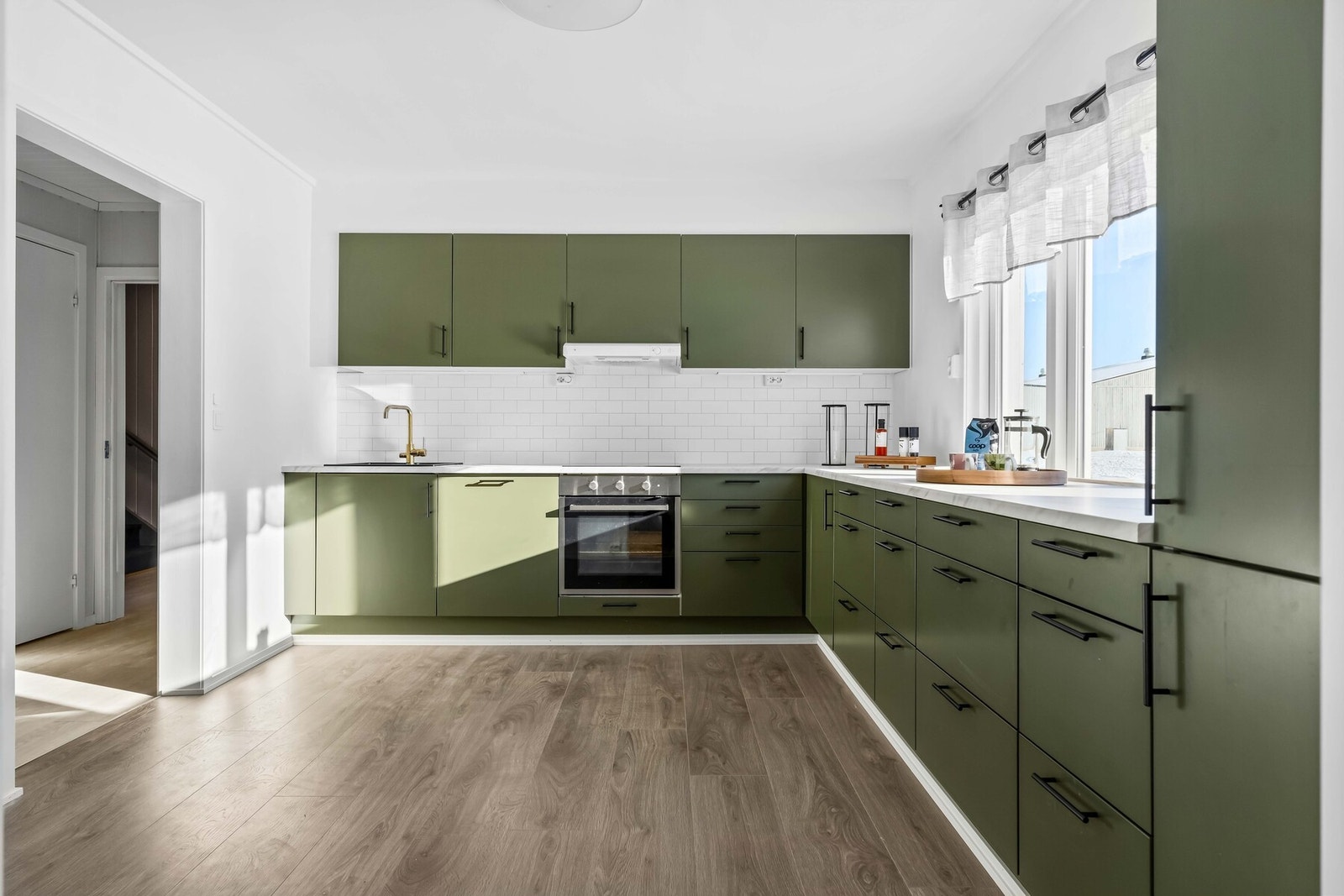 Av hvitevarer medfølger integrert stekeovn, induksjonsplatetopp, oppvaskmaskin og kombiskap for kjøl-/frys. Elektrisk ventilator er montert over kokesonen. Galleribilde