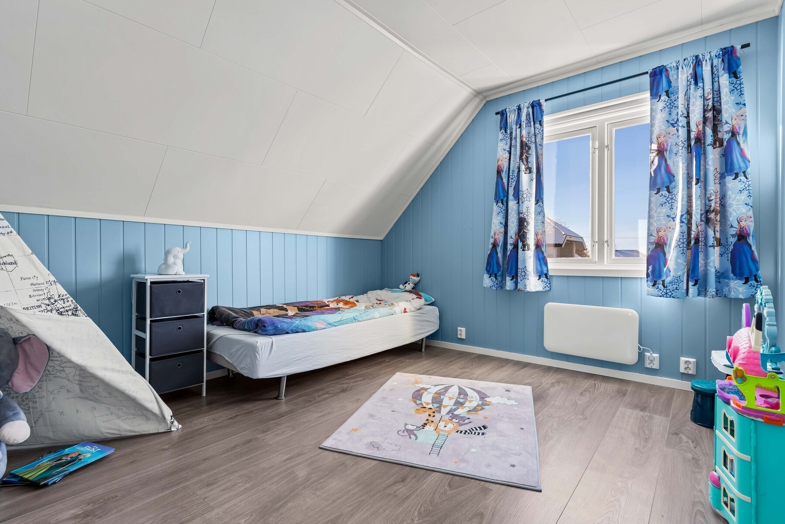 Soverom 3 er av generøs størrelse med malt smartpanel på veggflater, laminat på gulv og et stort vindu. Oppvarming via elektrisk panelovn på alle soverommene i 2.etasje. Galleribilde