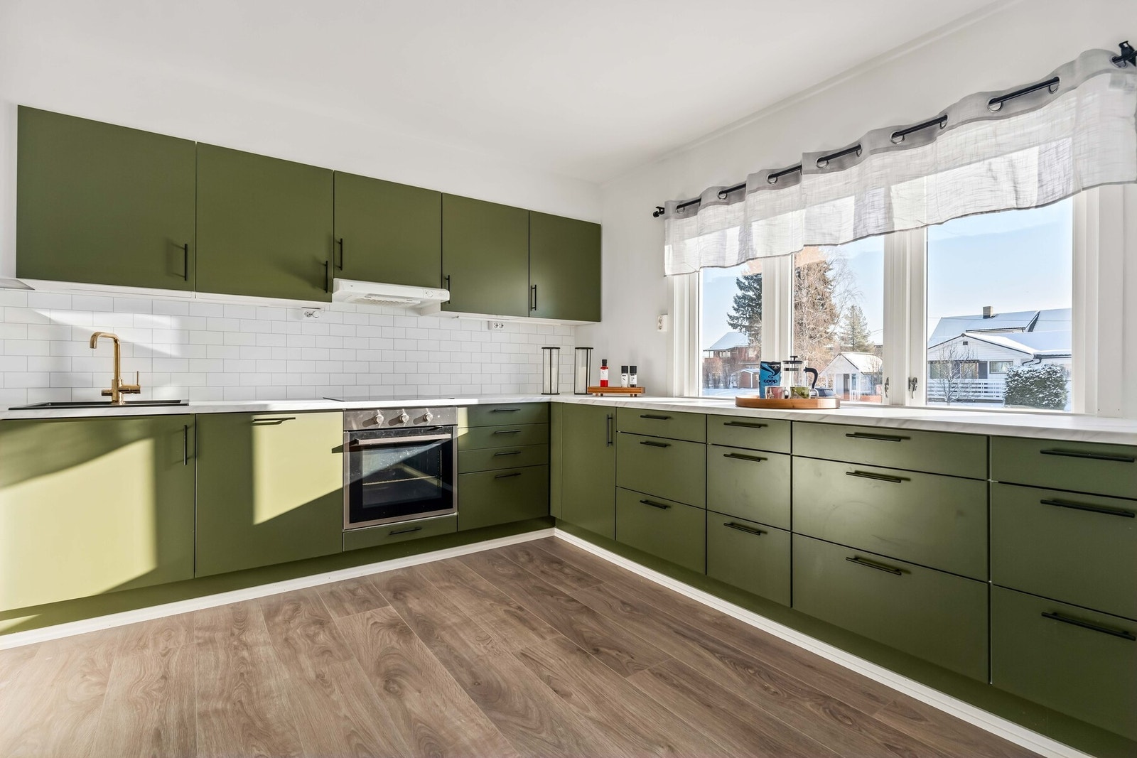 Stilrent og moderne kjøkken, oppgradert med spesiallagde fronter i 2019 levert av Trekling AS. Kjøkkenet er utformet i praktisk vinkelløsning som gir rikelig med benke- og arbeidsplass. Galleribilde