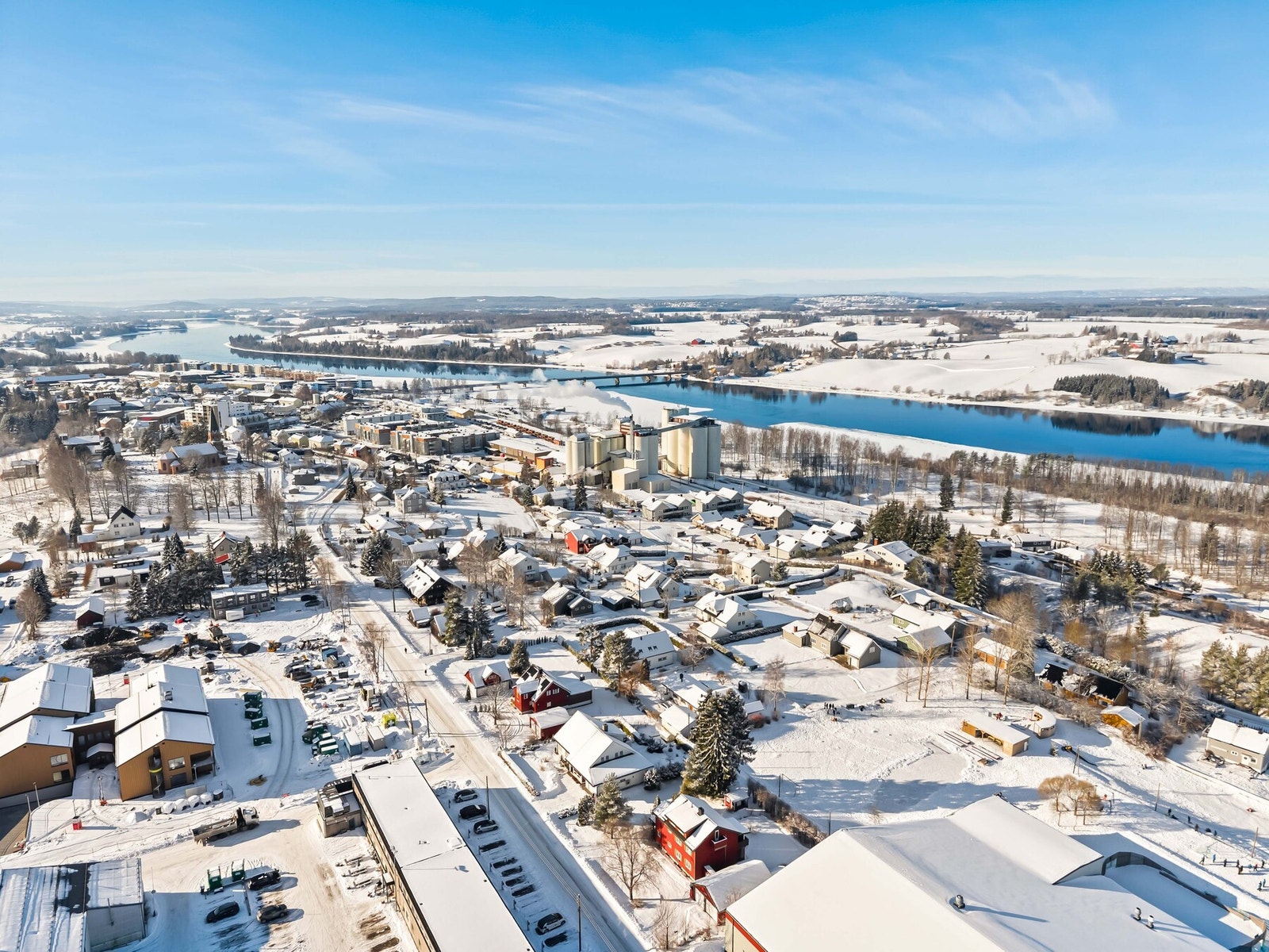 Eiendommen har en svært attraktiv og familievennlig beliggenhet i et etablert boligområde på Årnes. Boligen ligger i rolige omgivelser med umiddelbar nærhet til skoler, servicetilbud og kollektivtransport - perfekt for barnefamilier som ønsker en praktisk Galleribilde