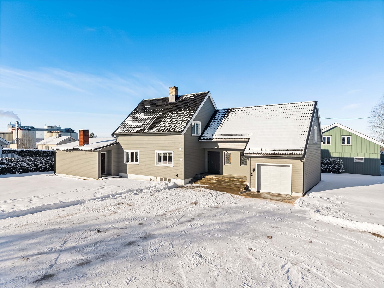 Flat, eiet tomt på hele 1.800,9 kvm, pent opparbeidet med stort plenareal, busker og diverse beplantning. Galleribilde