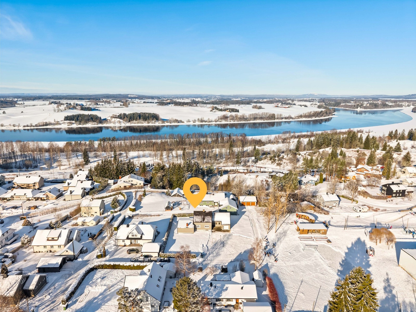 Velkommen til Brudehaugvegen 5b - En innbydende enebolig fra 1950 med tilbygget del i 1962 og 1972, beliggende i et attraktivt og meget barnevennlig område. Galleribilde