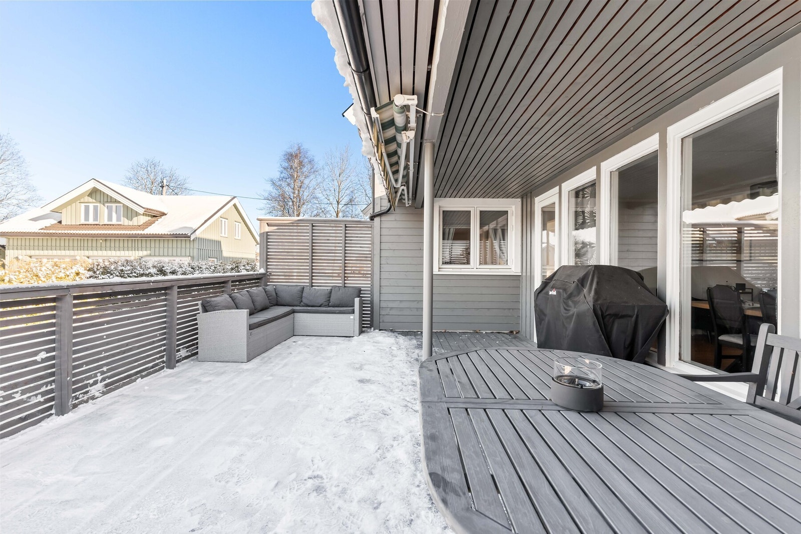 Deler av terrassen er takoverbygd, og markise er montert for skjerming mot solen. Galleribilde