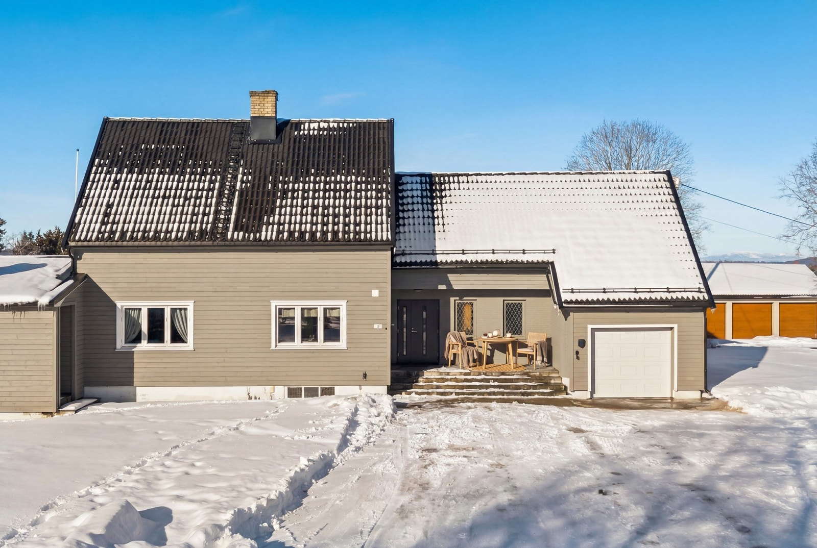 Boligen har gjennomgått flere oppgraderinger de siste årene, med blant annet nye fronter til kjøkken, totalrehabilitert bad og toalett i regi av fagfolk i 2019, oppgradert terrasse i 2022 og nye yttervegger med etterisolering og kledning i 2023. Galleribilde