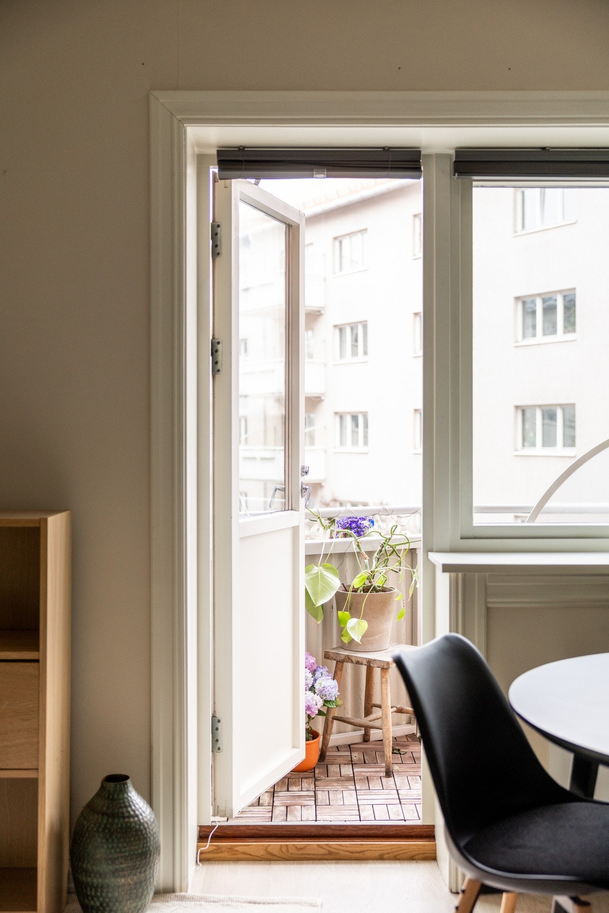 Fra stuen er det utgang til balkong med plass til møblering og beplantning. Galleribilde