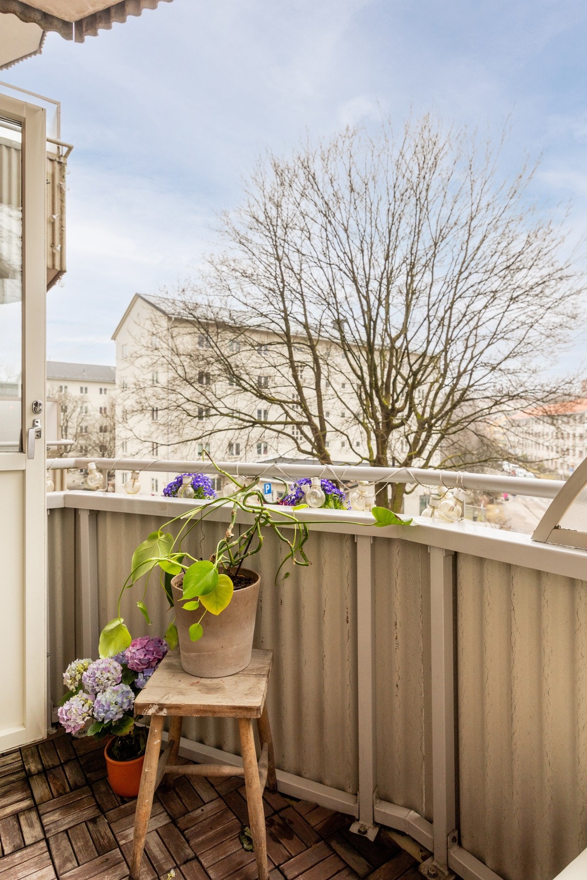 Balkongen er sydvestvendt. Galleribilde