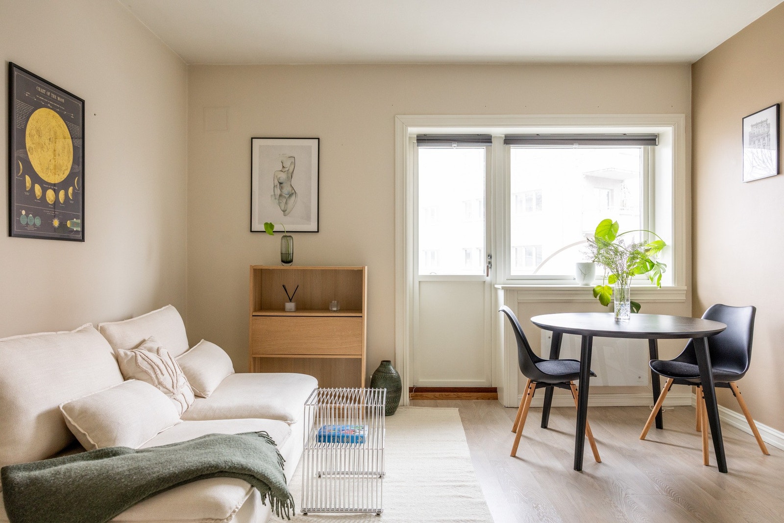 Stuen er et lyst og trivelig oppholdsrom med en planløsning som gir god plass til både sofagruppe og spisebord. Galleribilde