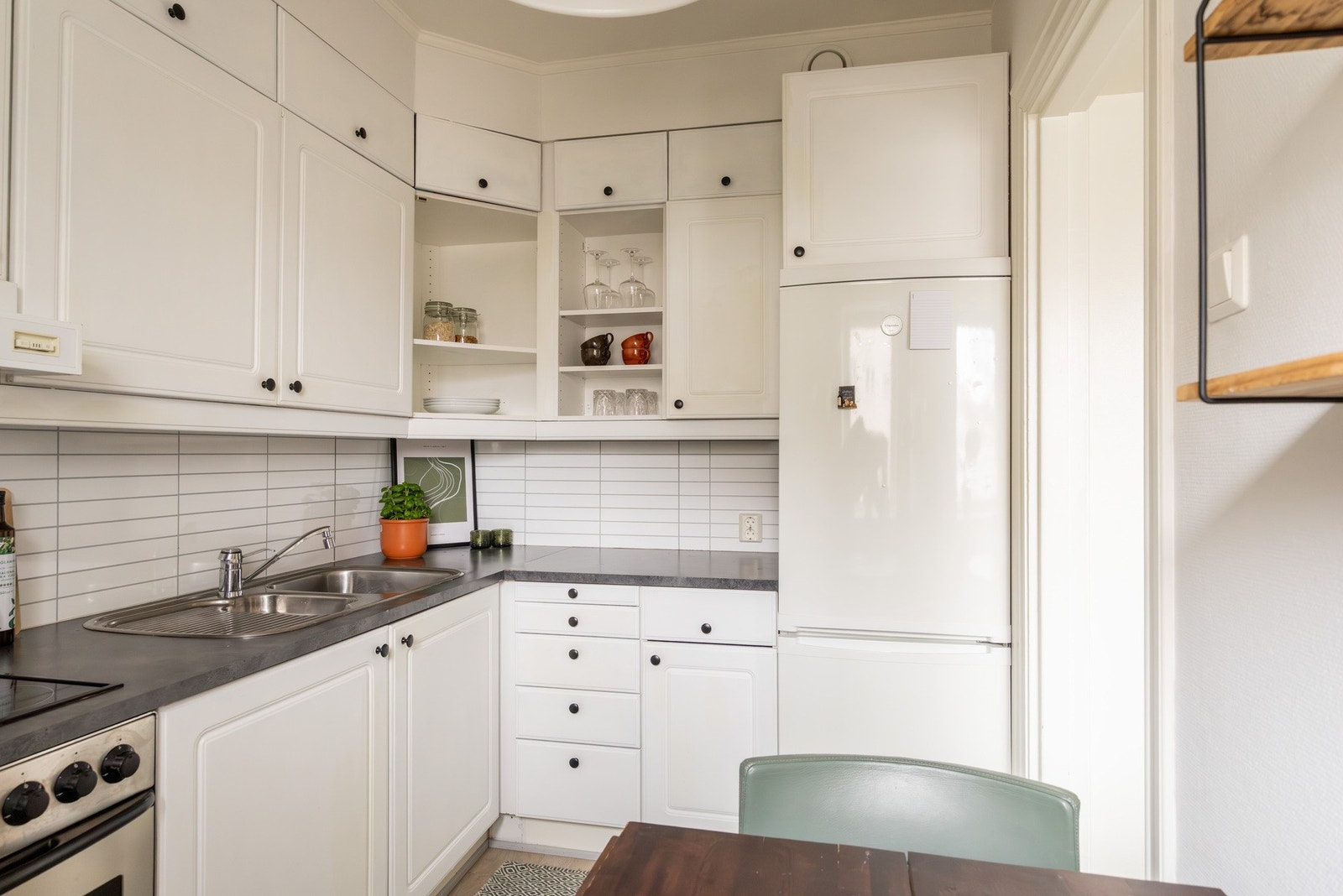 Kjøkkenet er separat, men ligger i åpen forbindelse med stuen, noe som gir en god sammenheng mellom rommene. Galleribilde