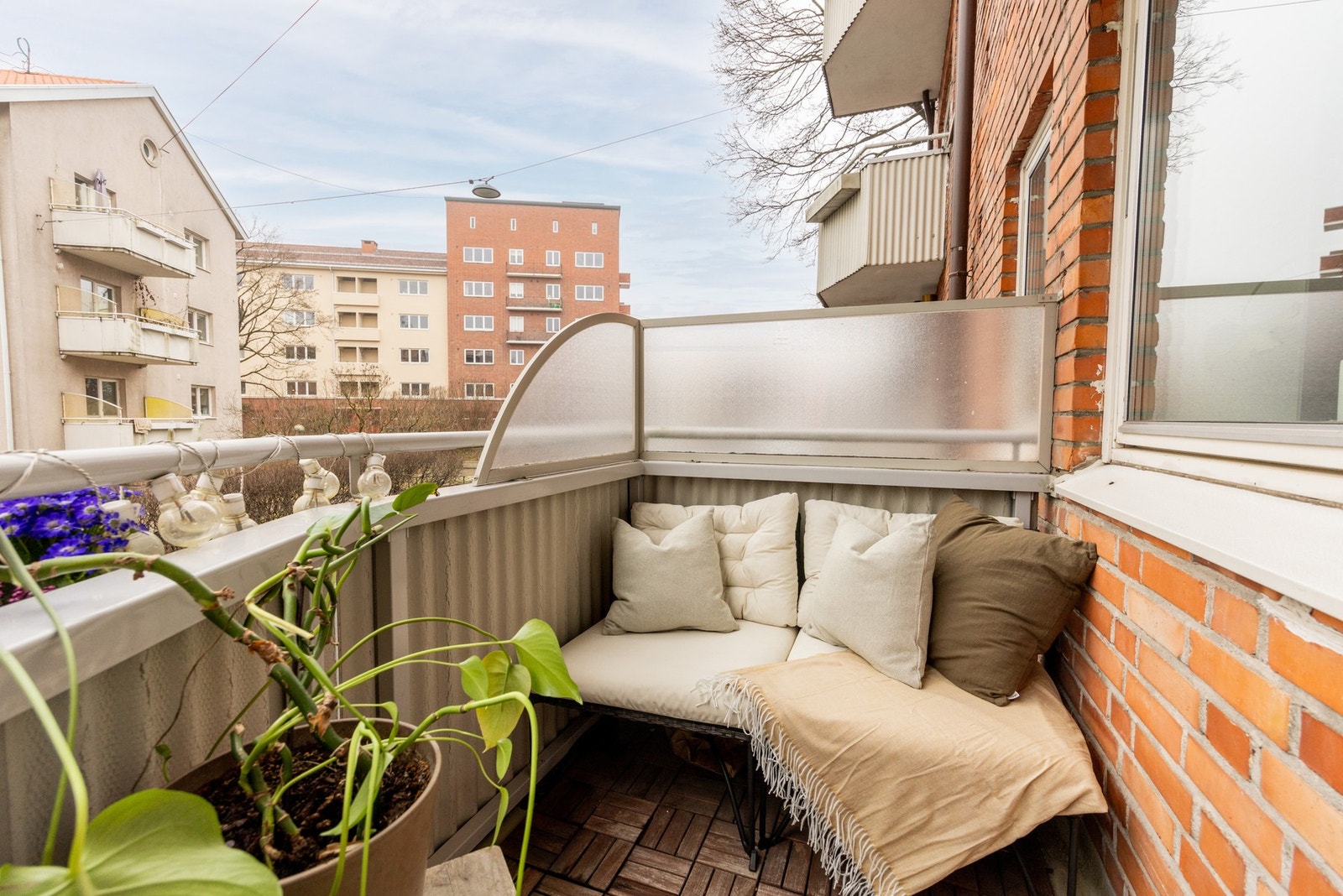 I sommerhalvåret har balkongen sol fra cirka kl. 14.30, med et kortere opphold i løpet av ettermiddagen, før kveldssolen kommer tilbake og varer til rundt kl. 20-21 på de lyseste dagene. Galleribilde