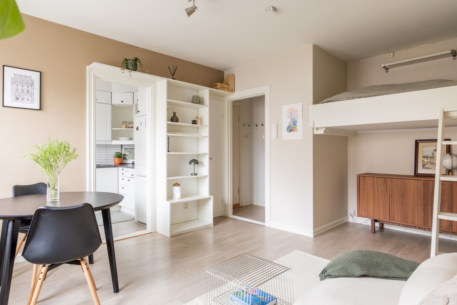 Lyse overflater og rolige fargetoner understreker rommets enkle og fine uttrykk. Galleribilde