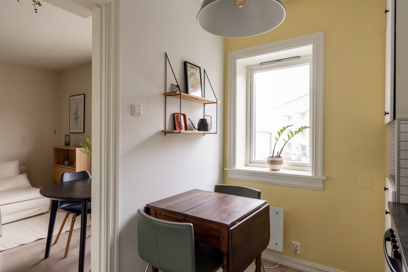 Det er i tillegg plass til et lite spisebord, som gjør rommet anvendelig. Galleribilde