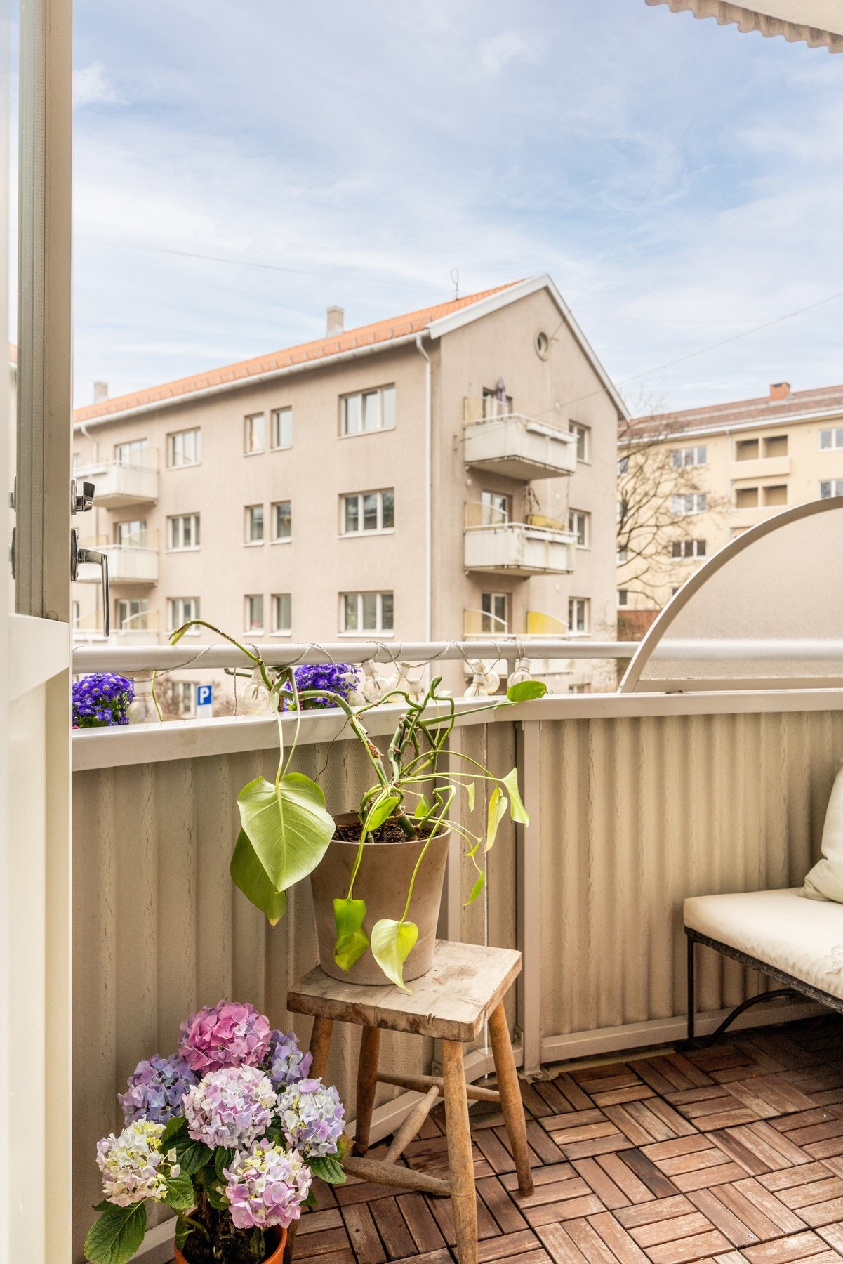 Leiligheten fremstår som 2.etg fra bakkeplan. Galleribilde