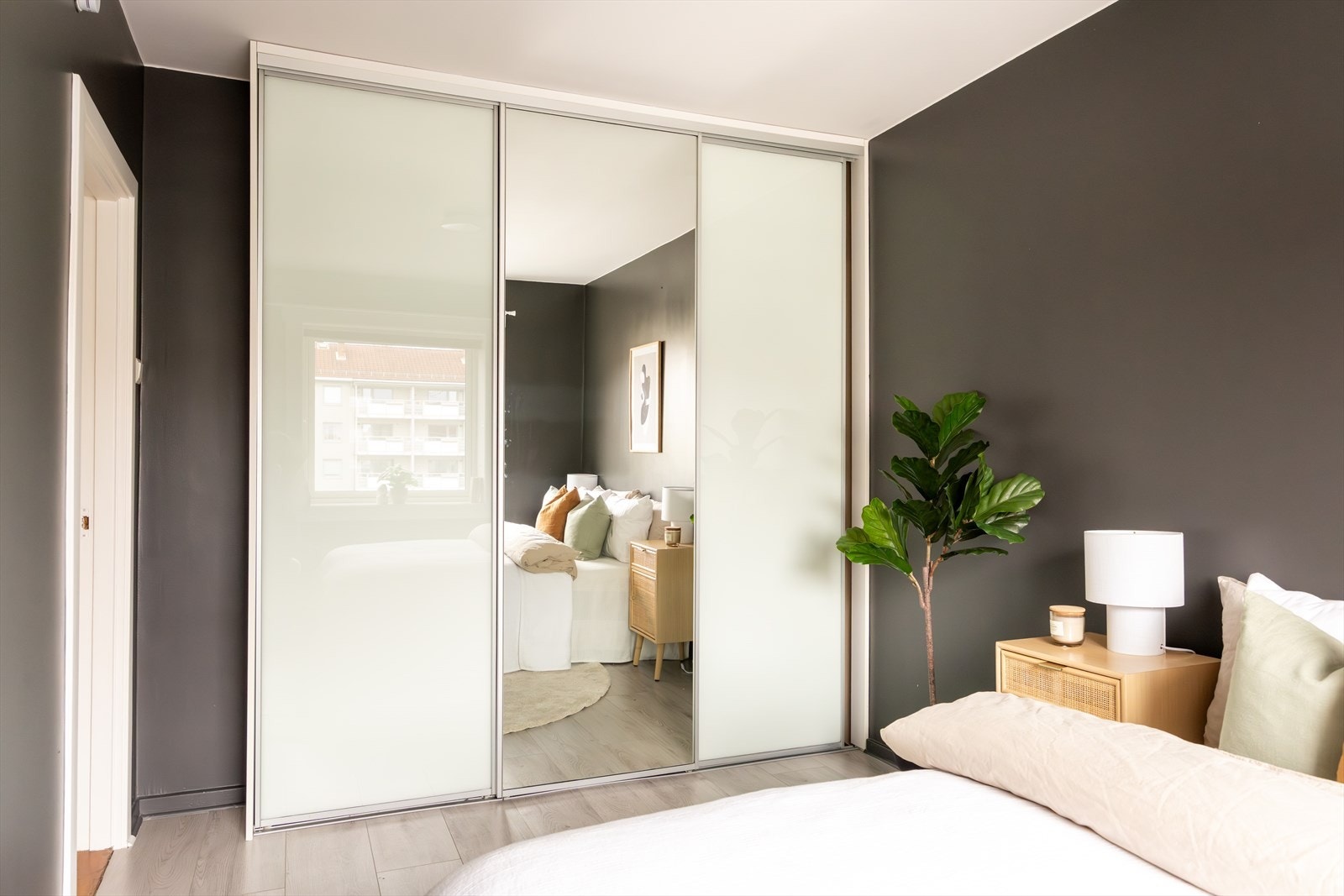 Videre er det en romslig garderobeløsning som gir rikelig med oppbevaringsplass. Galleribilde