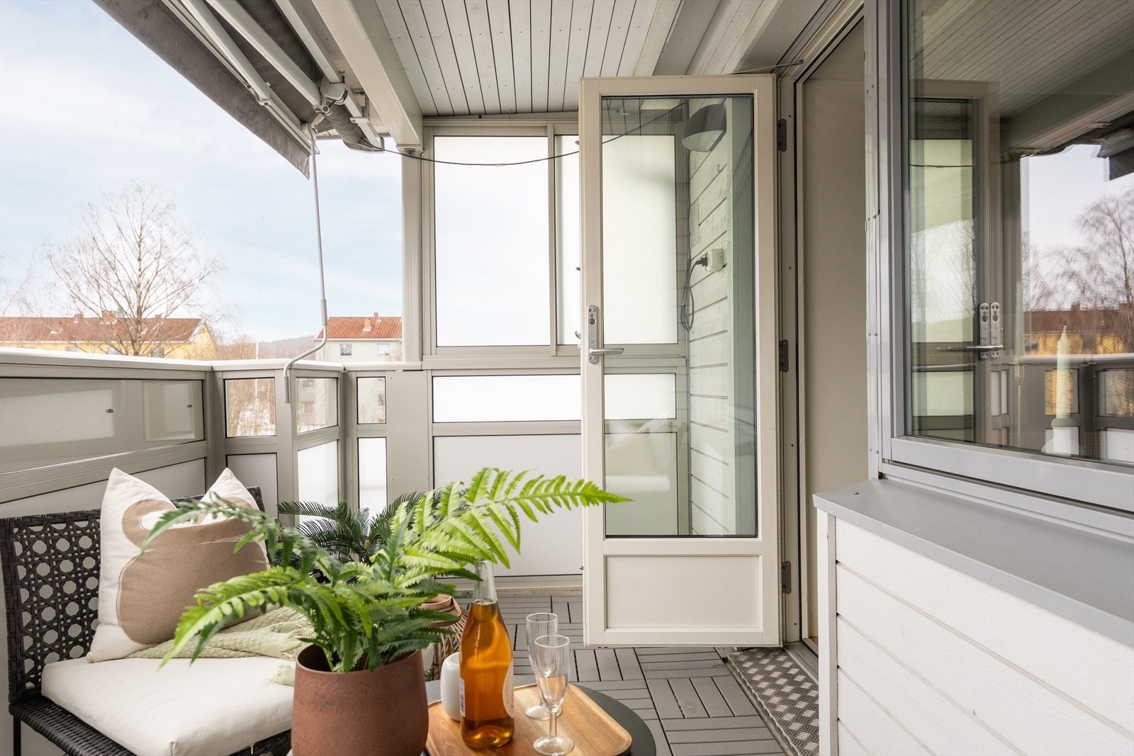 I vår- og sommerhalvåret blir balkongen en naturlig forlengelse av stuen. Galleribilde