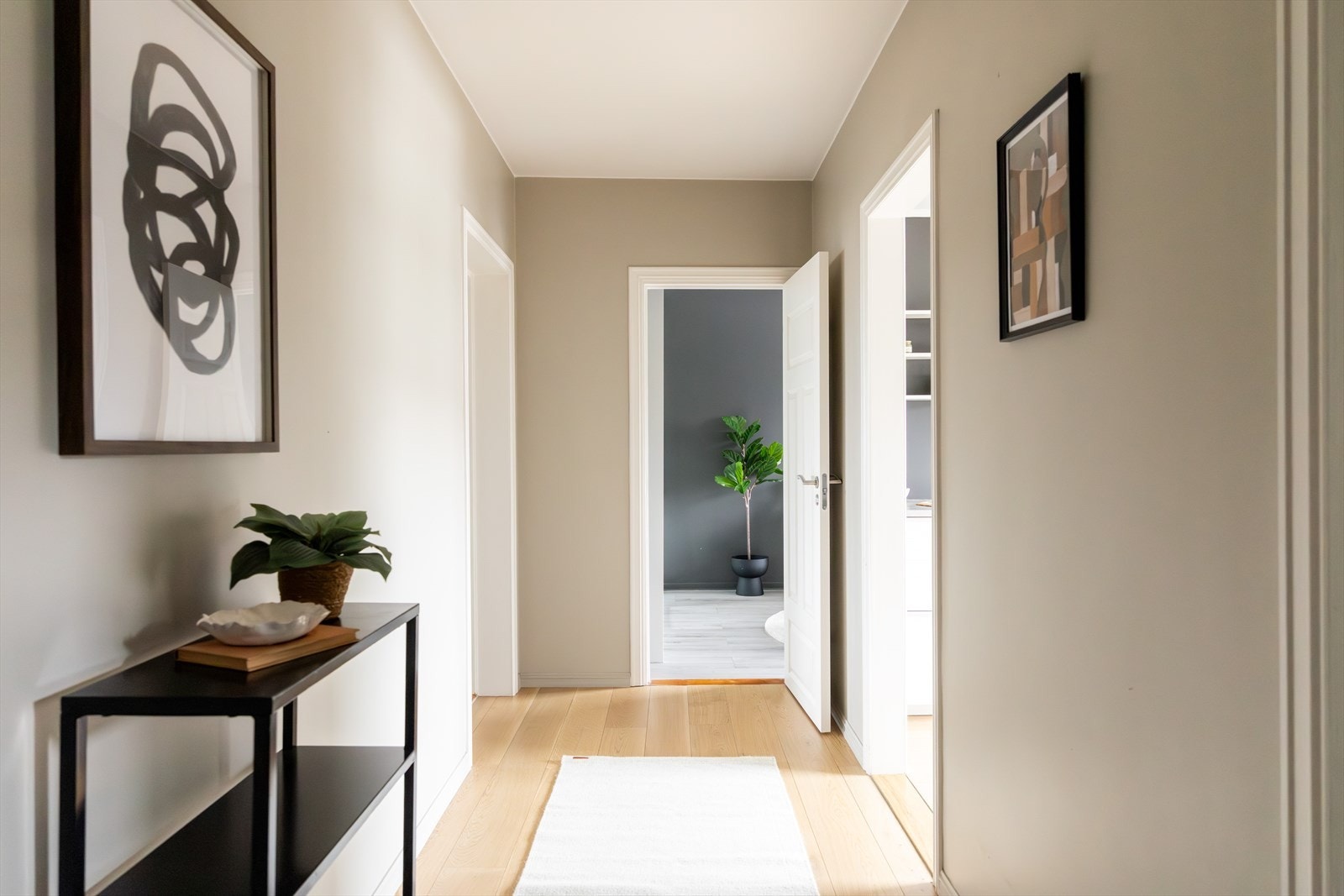 Leiligheten har en behagelig og romslig entré med gode oppbevaringsmuligheter. Galleribilde