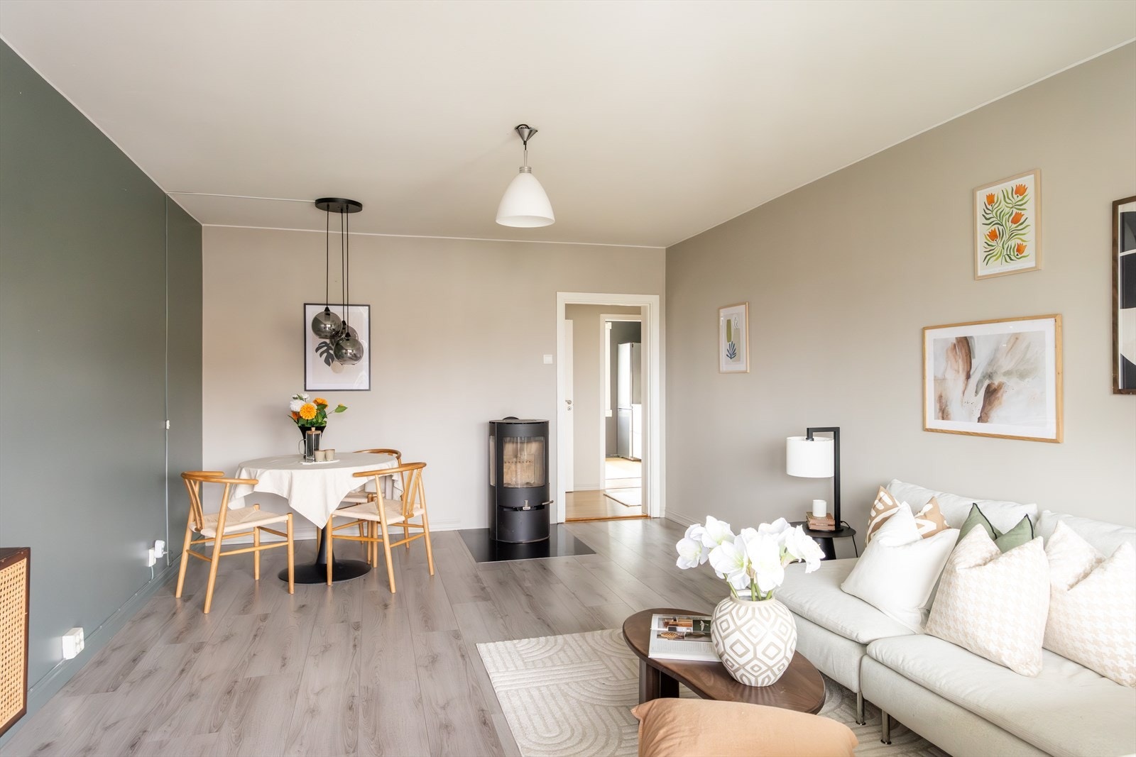 Planløsningen åpner opp for god plass til sofagruppe, TV-møbler og spisebord med tilhørende stoler. Galleribilde