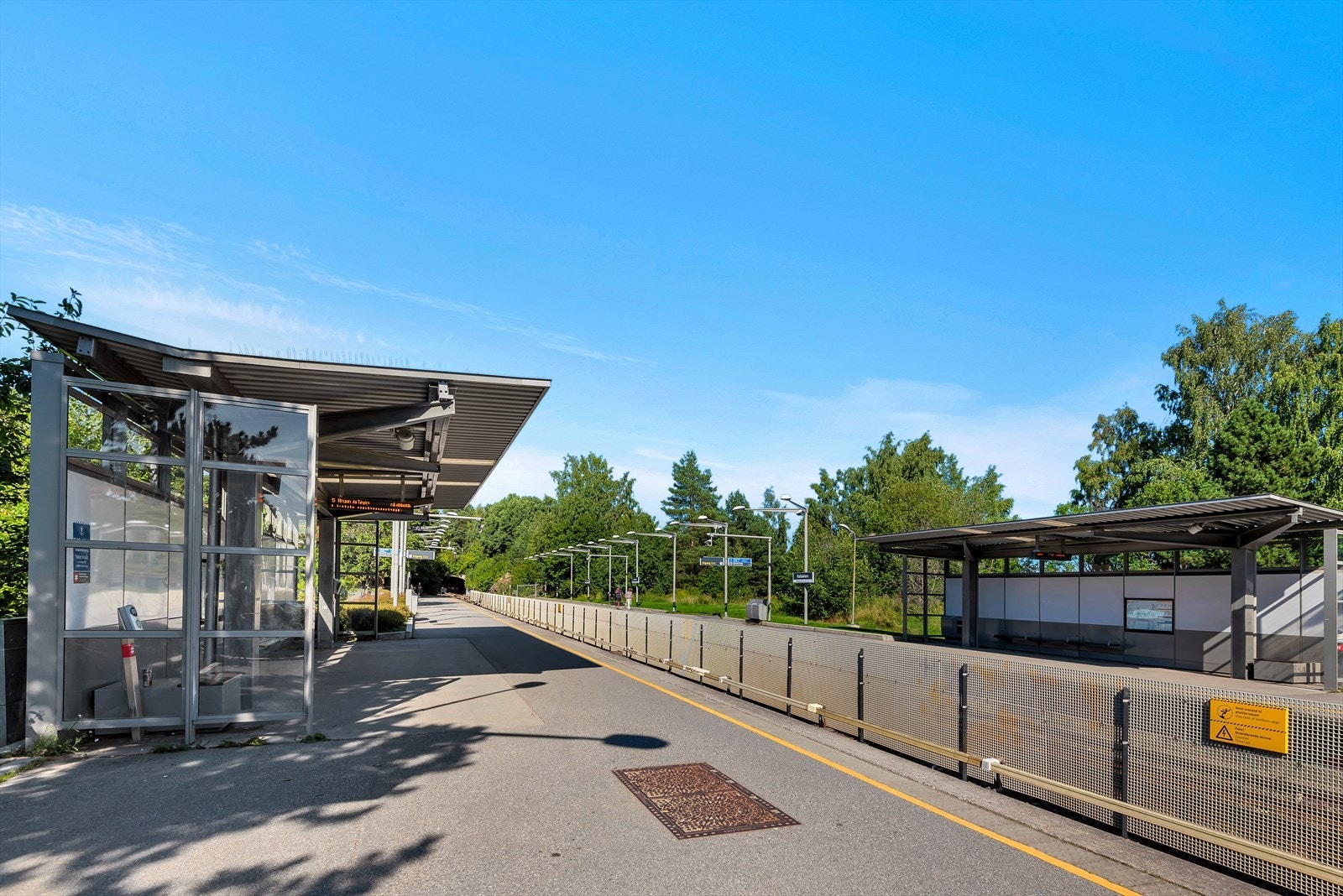 Det er gode forbindelser med kollektivtransport i området med bl.a kun 5 min. gange til T-banen på Rødtvet som tar deg raskt ned til Oslo Sentrum. Galleribilde