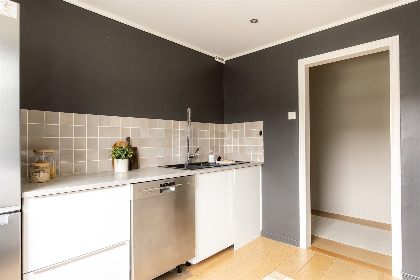 Videre er kjøkkenet utstyrt med integrert induksjonstopp, stekeovn og mikrobølgeovn. Galleribilde