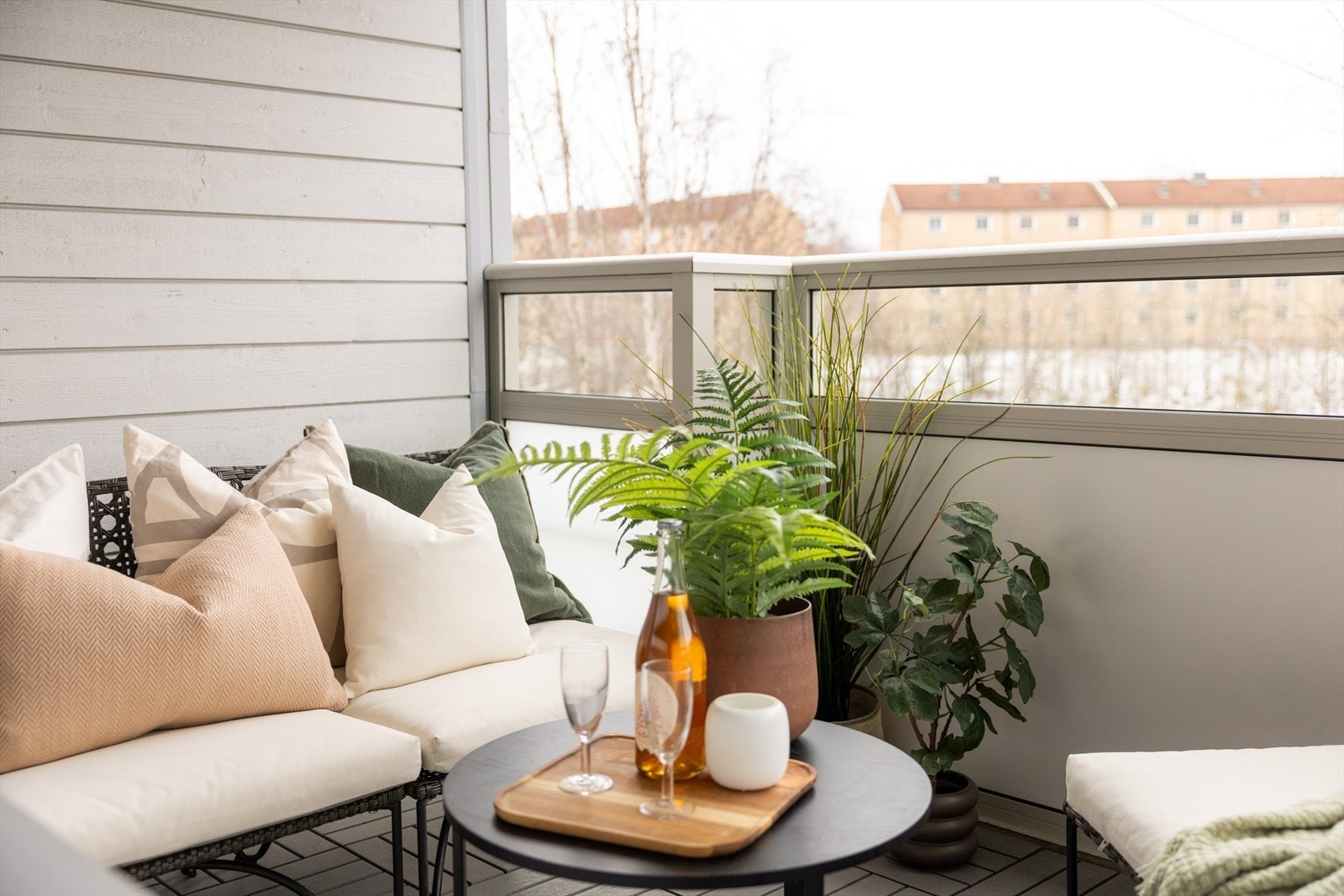 Her er det god plass til å skape en lun og trivelig uteplass med utemøbler, beplantning og gassgrill. Galleribilde