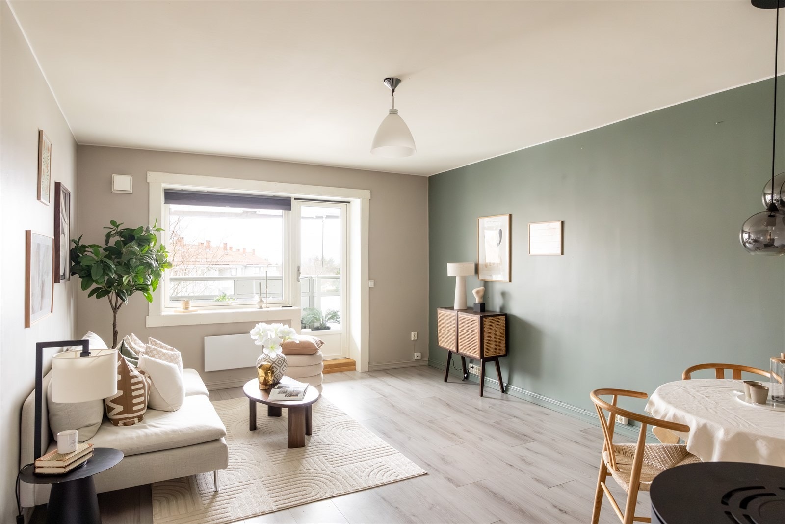 Stuen er lys og luftig med store vindusflater som sørger for rikelig med innslipp av naturlig lys. Galleribilde