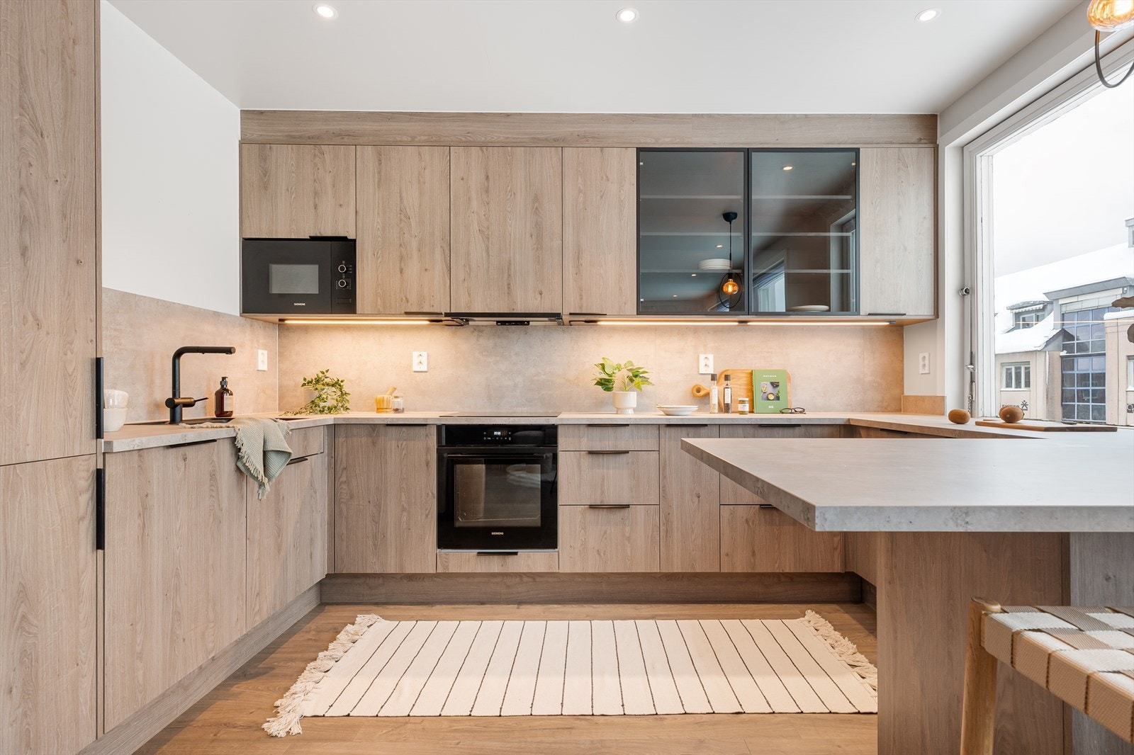 Rikelig med skap- og benkeplass Galleribilde