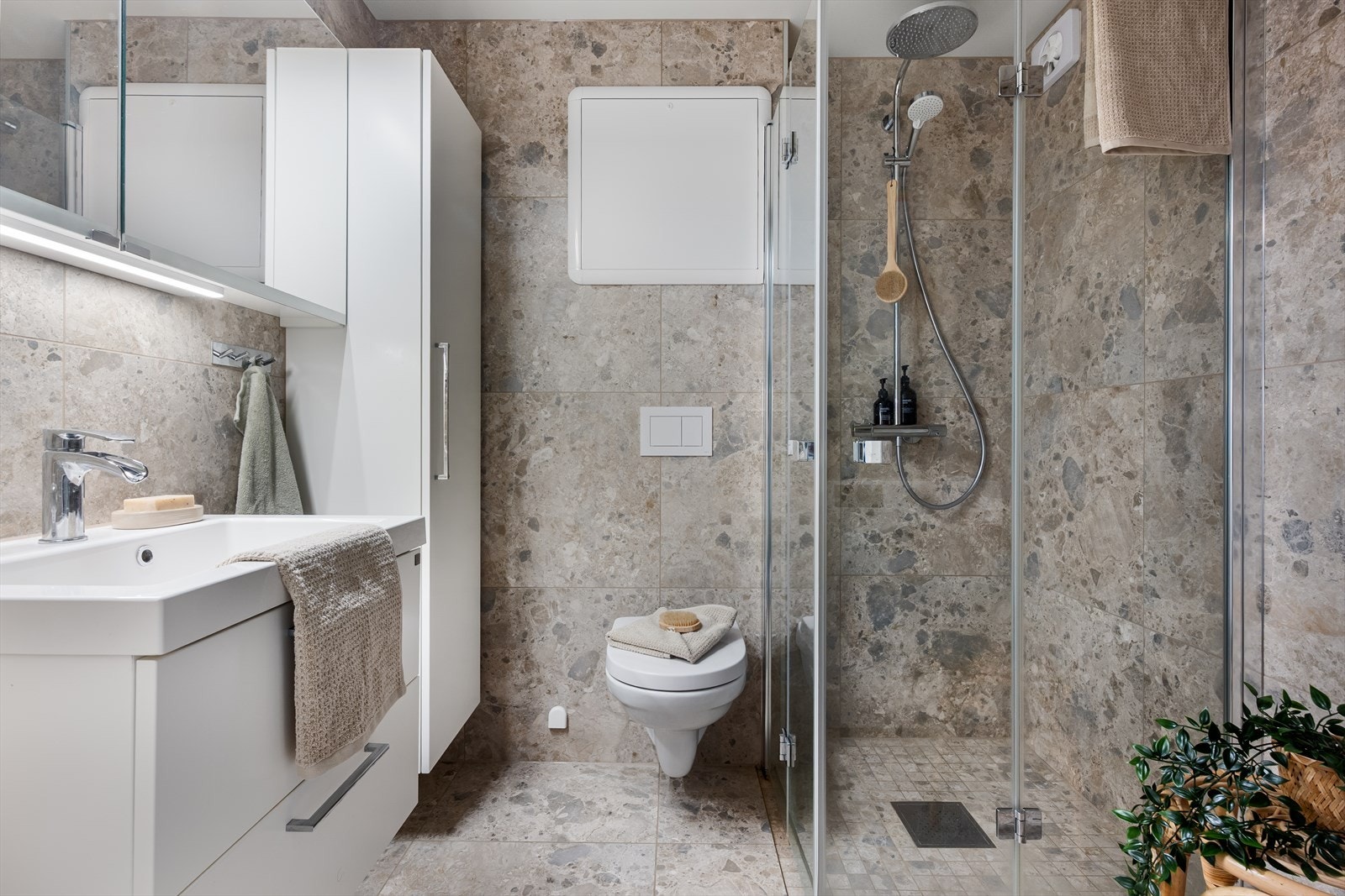 Fint helfliset bad med varme i gulv Galleribilde