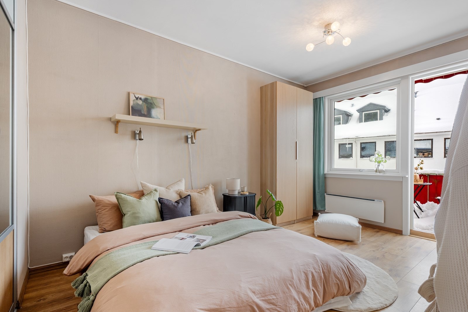 Hovedsoverom med plass til dobbeltseng og garderobe Galleribilde