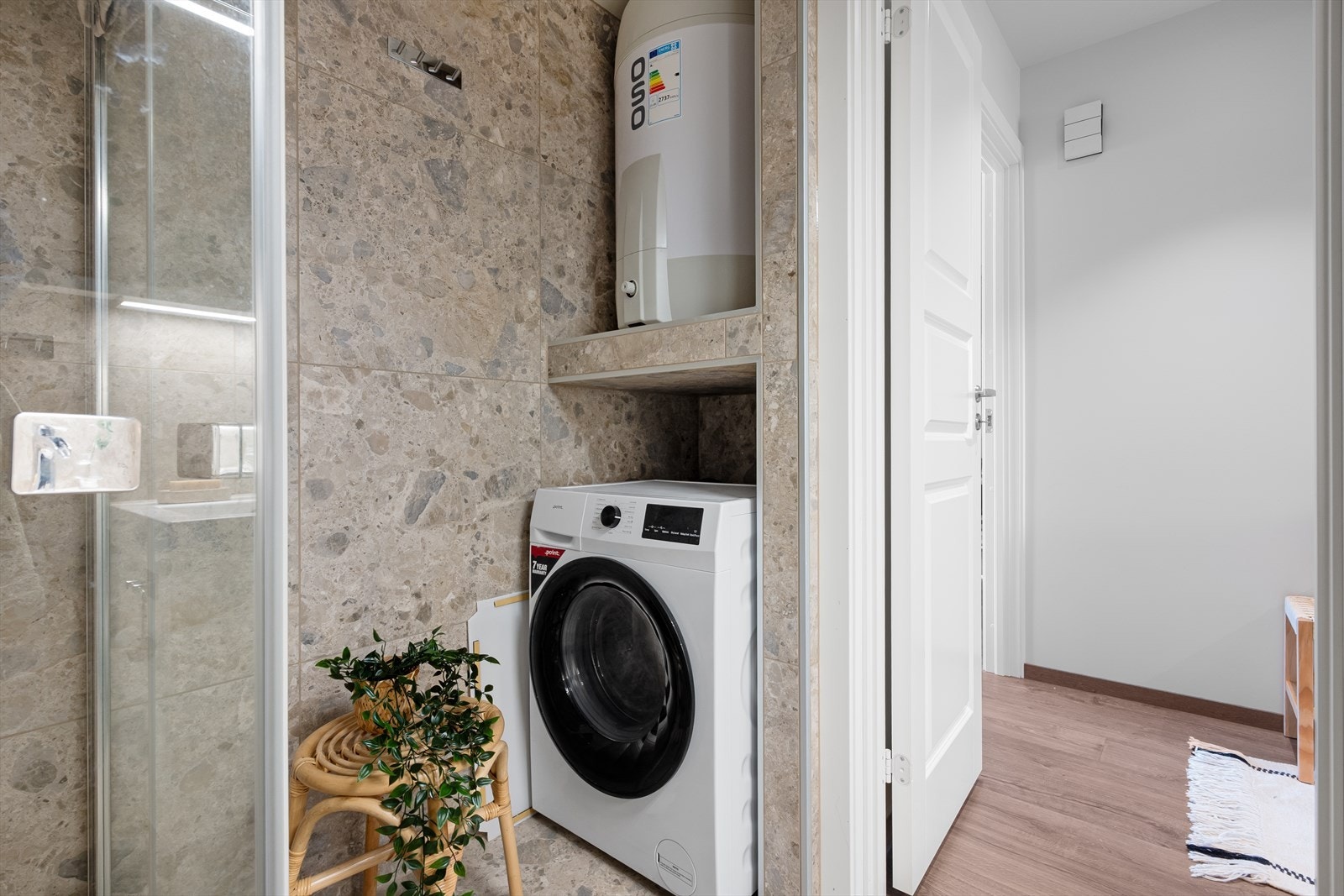 Plass til vaskemaskin i nisje Galleribilde