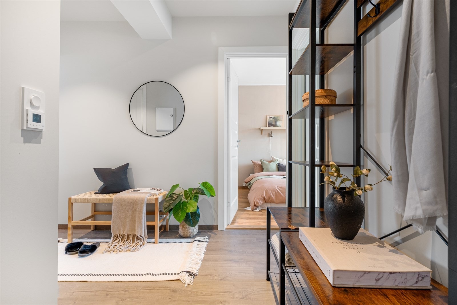 Entre med varme i gulv og plass til oppbevaringsløsninger Galleribilde