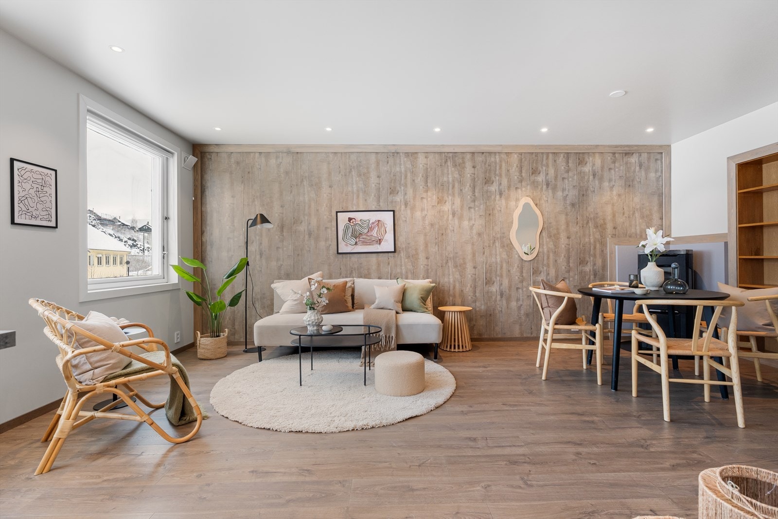 I stuen er det varme i gulv og montert vedovn Galleribilde