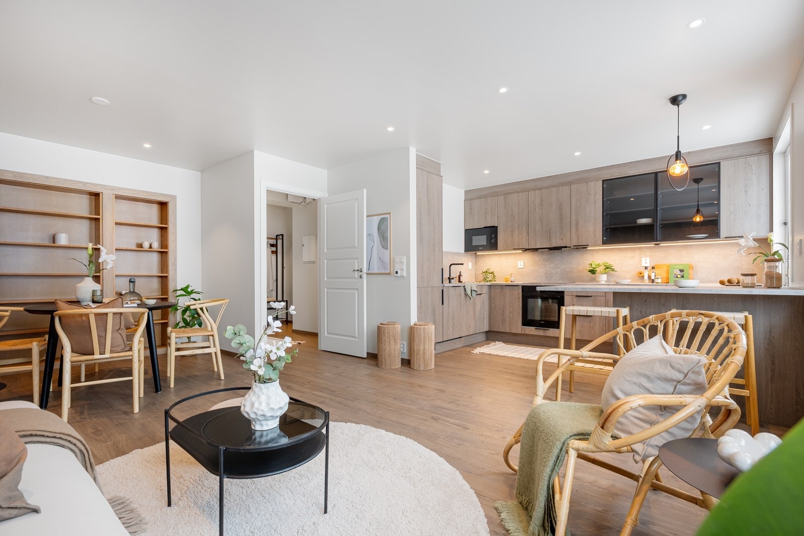 Lys og romslig stue med åpen løsning mot kjøkken Galleribilde