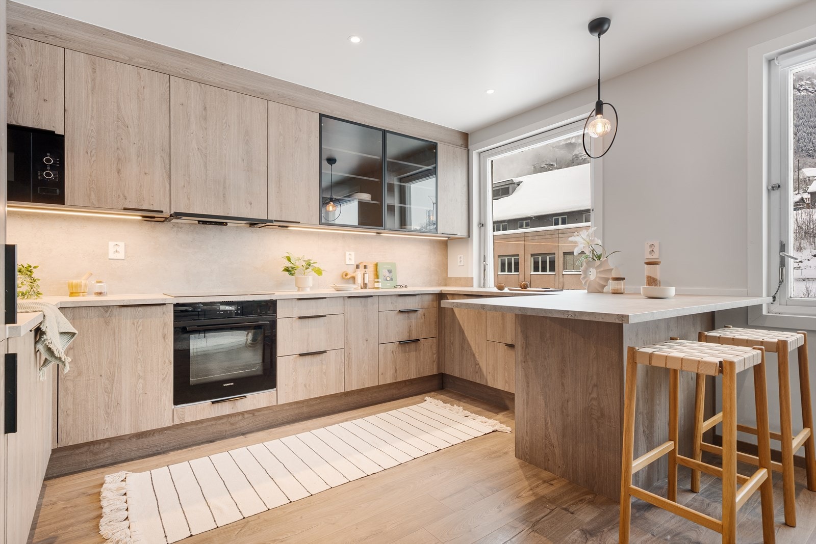 Innholdsrikt kjøkken fra Sigdal med integrerte hvitevarer Galleribilde