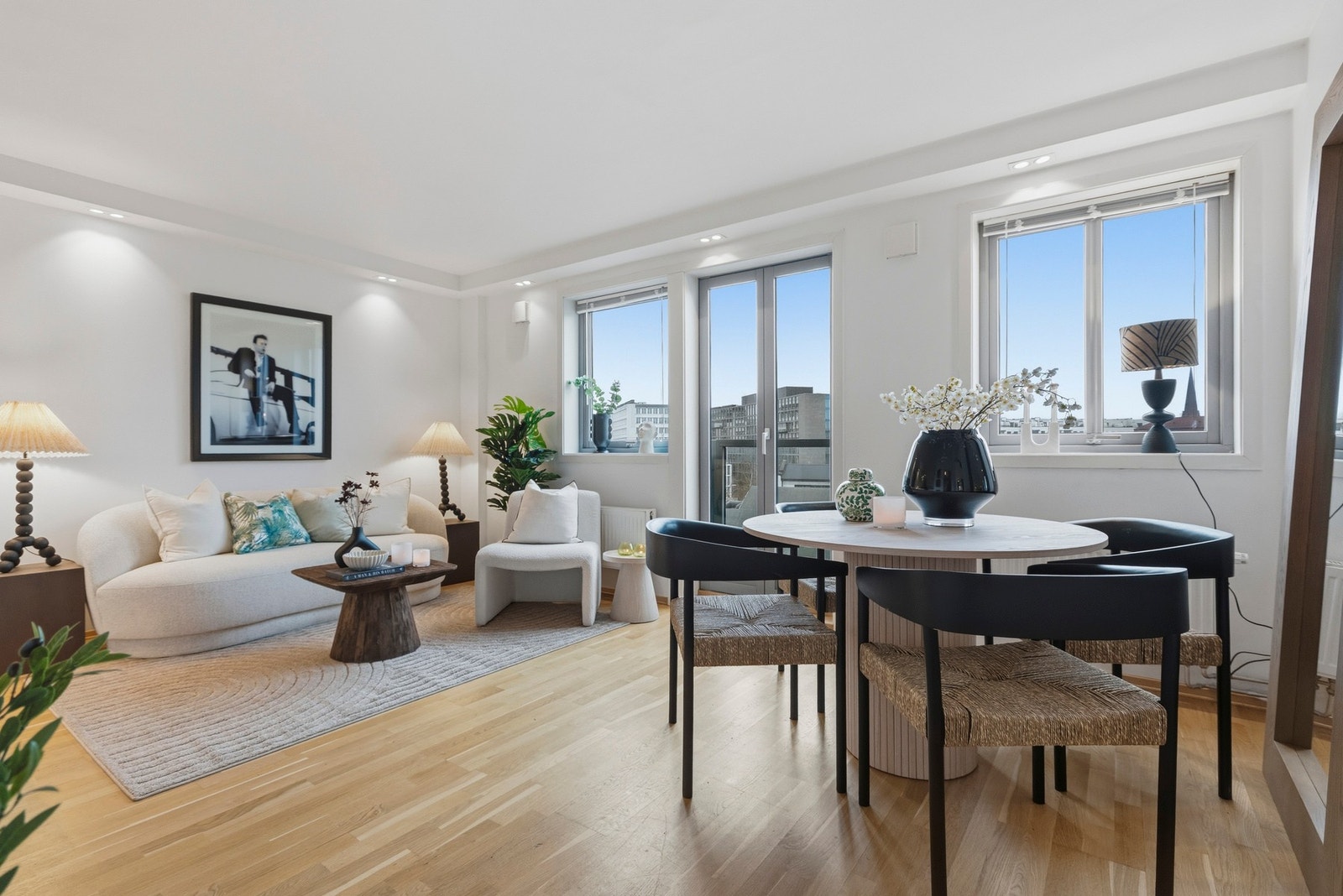 Kristoffer M. Zaar Abrahamsen ønsker velkommen til Sagveien 9! (Foto: Marika Mørkestøl) Galleribilde