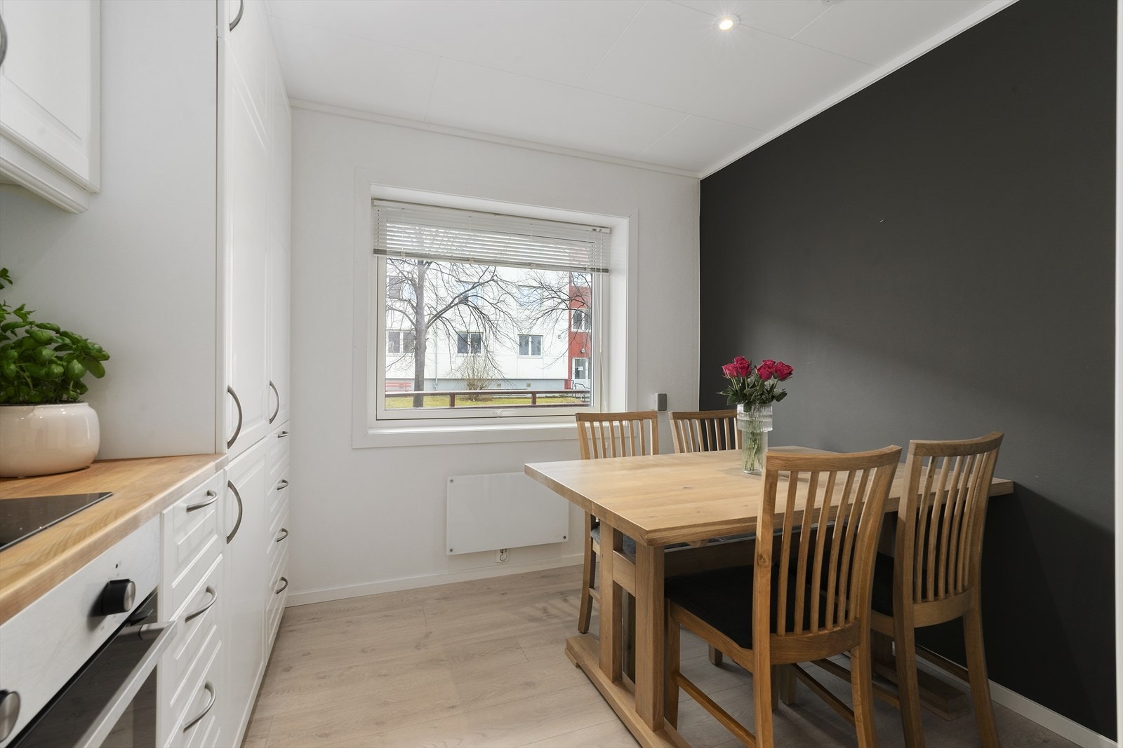 Plass til spisebod ved kjøkkenvinduet. Galleribilde