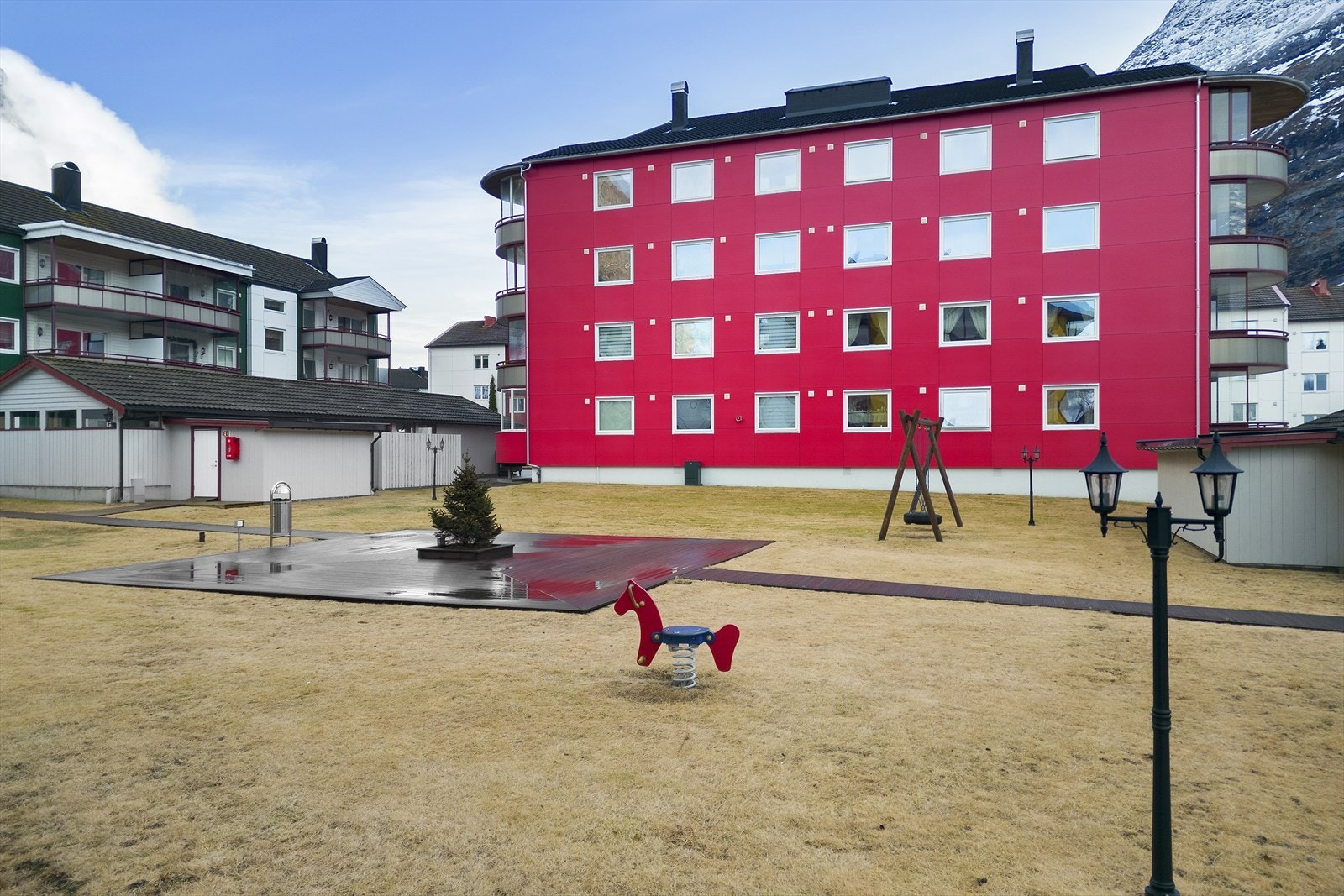 Felles uteområde med lekeplass gir et trygt miljø for barn. Galleribilde
