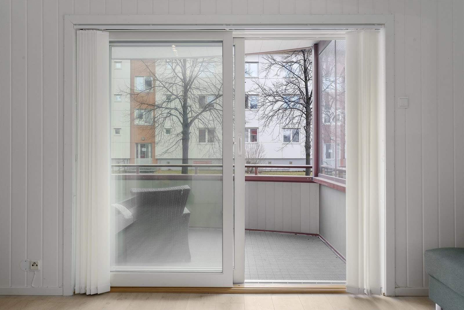 Utgang til overbygd balkong fra stue. Galleribilde