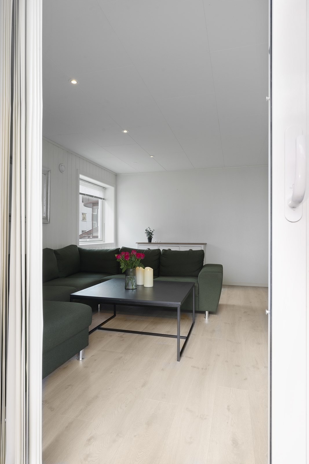 Stue sett fra balkongen. Galleribilde