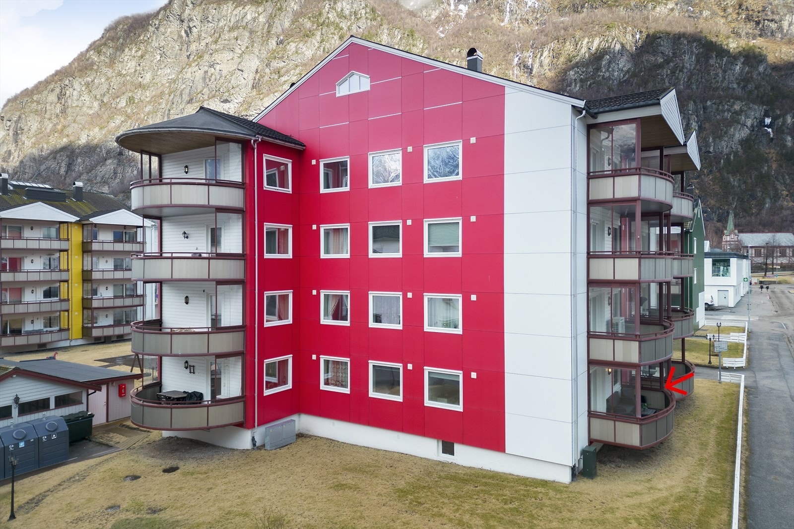 Fasade sørvest, og man kan se Hov Kirke i bakgrunnen. Pil viser beliggenheten av leiligheten Galleribilde