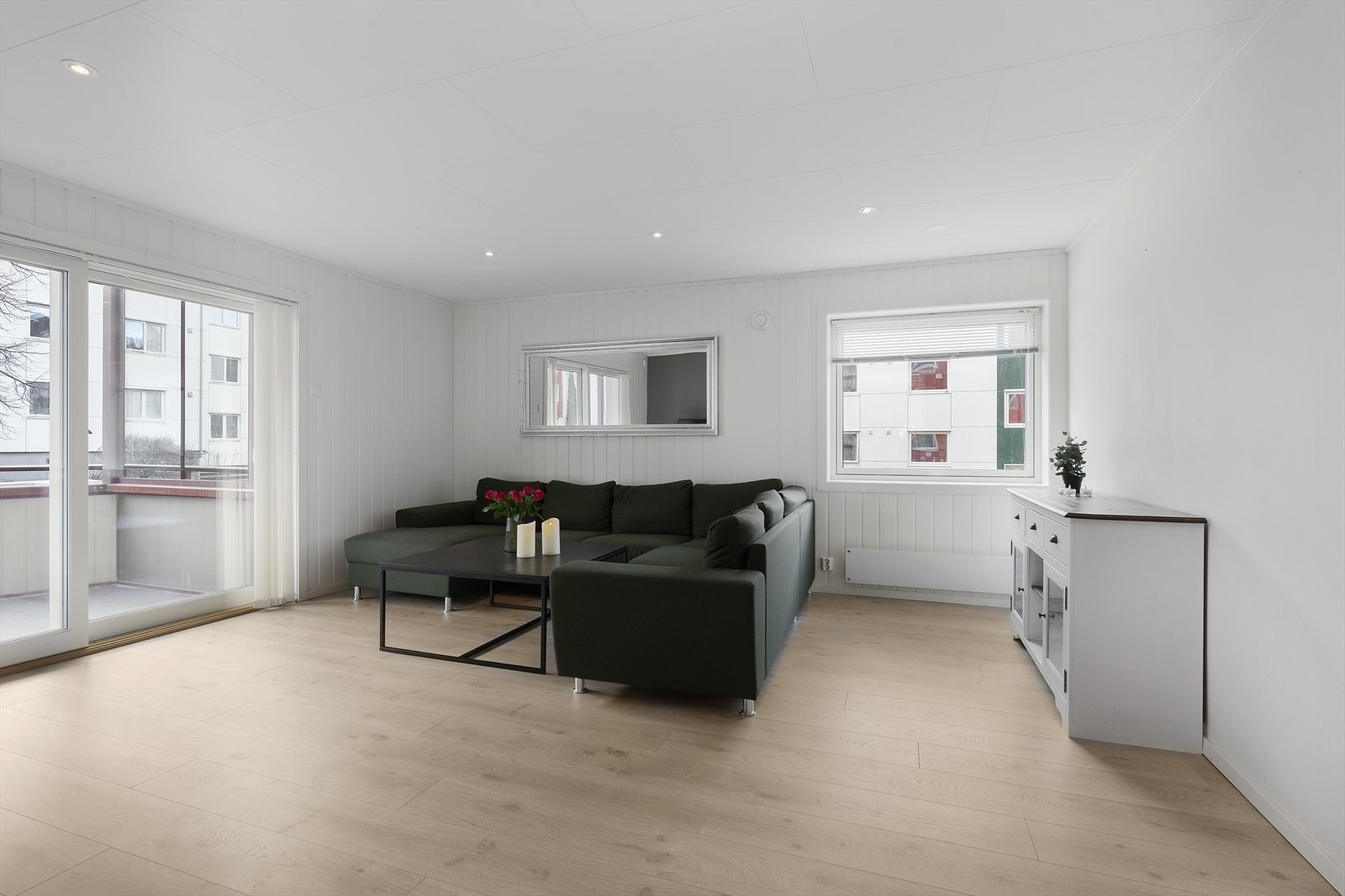 Stuen er stor og romslig, og vinduer på flere vegger slipper inn rikelig med naturlig lys. Galleribilde