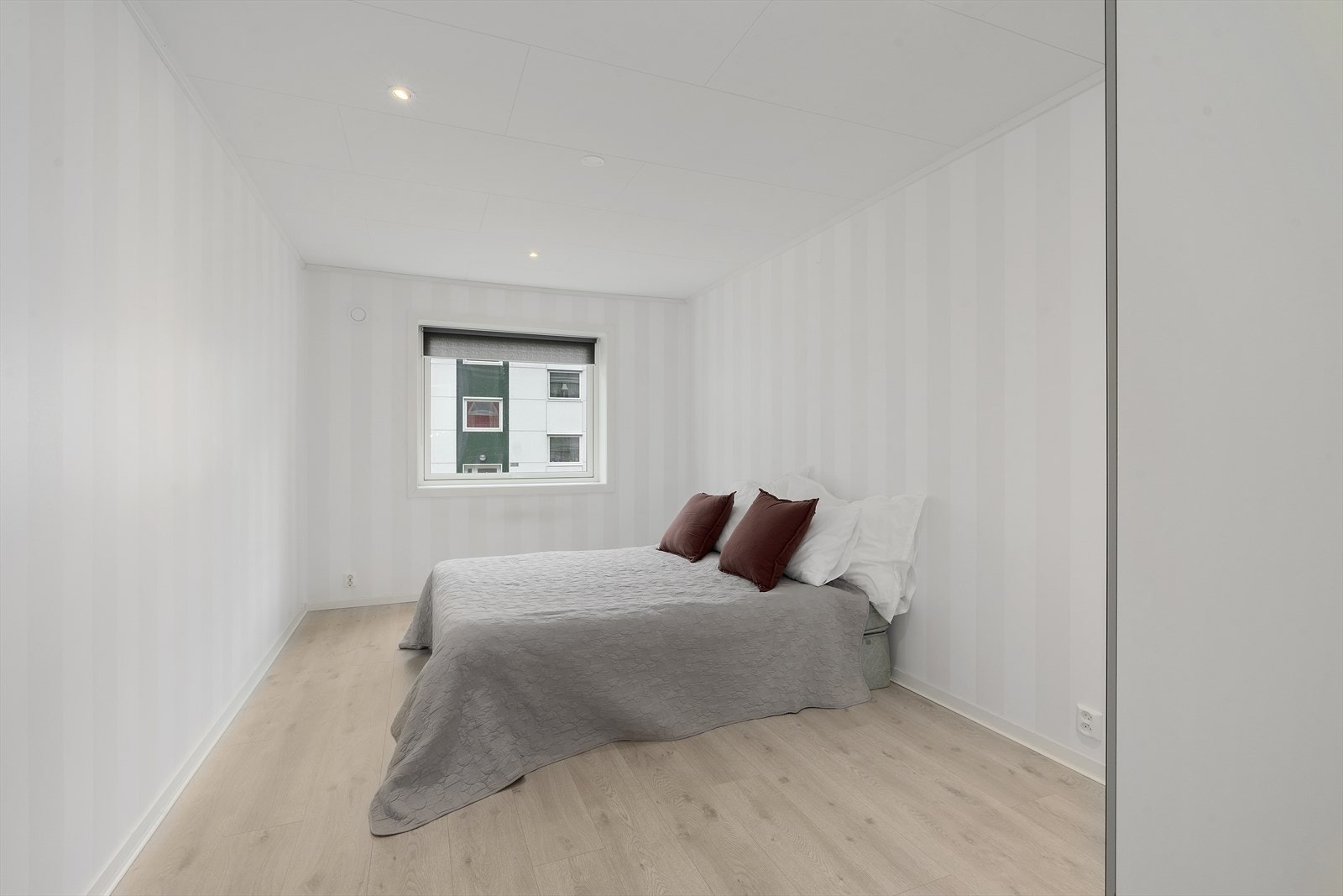 Lyst soverom med parkettgulv. Galleribilde